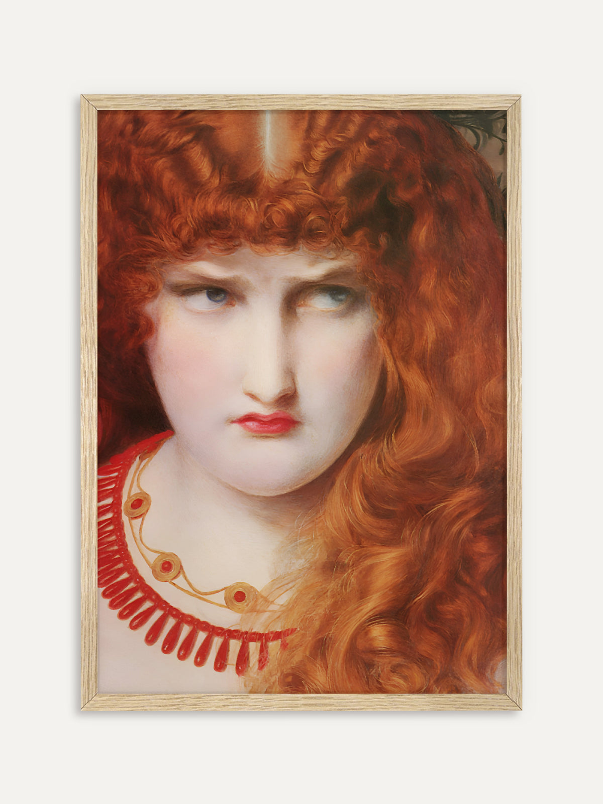 Kunstdruck, der Helena mit üppigem rotem Lockenhaar zeigt, die mit zornigem Seitenblick und schmollenden roten Lippen schaut, um den Hals eine rote Korallenkette mit goldenen Medaillons. Im Rahmen aus hellem Holz wirkt das viktorianische Porträt frisch und lebendig. #Rahmen_Helles Holz