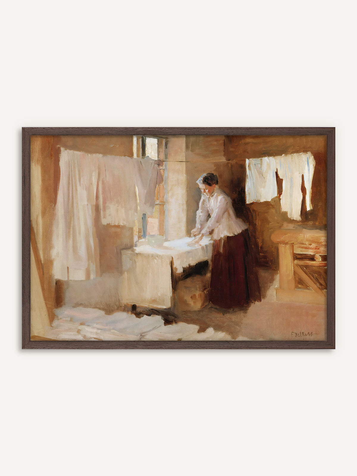 Poster, das eine Frau in weißer Bluse und dunkelrotem Rock zeigt, die am Fenster Wäsche auf einem Tisch glättet, während ringsum weiße Tücher an Leinen hängen, alles in warmen Beige- und Brauntönen. Der Rahmen aus dunklem Holz betont das Rot des Rocks und die Wärme des Vintage-Motivs. #Rahmen_Dunkles Holz