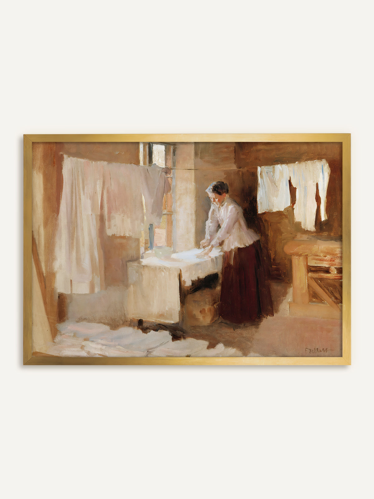 Wandbild, das eine Frau in weißer Bluse und dunkelrotem Rock zeigt, die am Fenster Wäsche auf einem Tisch glättet, während ringsum weiße Tücher an Leinen hängen, alles in warmen Beige- und Brauntönen. Im goldenen Rahmen nimmt das Bild das Sonnenlicht auf und wirkt wie ein antikes Gemälde. #Rahmen_Gold