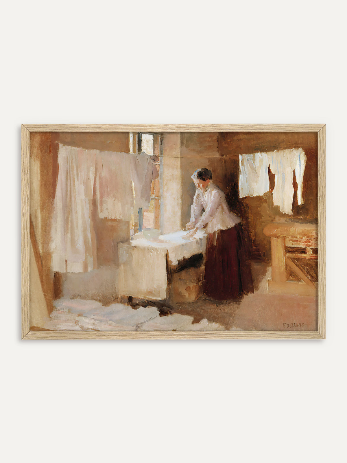 Kunstdruck, der eine Frau in weißer Bluse und dunkelrotem Rock zeigt, die am Fenster Wäsche auf einem Tisch glättet, während ringsum weiße Tücher an Leinen hängen, alles in warmen Beige- und Brauntönen. Im Rahmen aus hellem Holz wirkt die Szene licht und ruhig. #Rahmen_Helles Holz