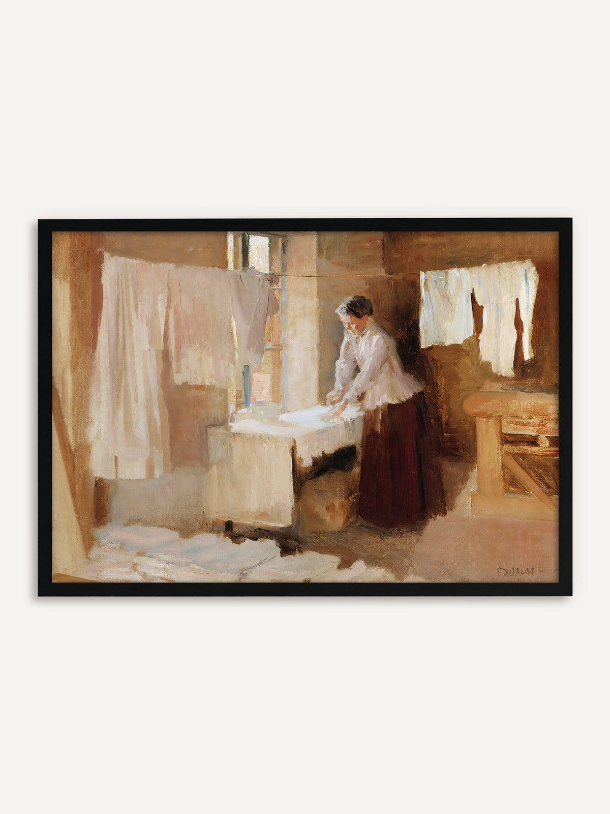 Gerahmtes Poster, das eine Frau in weißer Bluse und dunkelrotem Rock zeigt, die am Fenster Wäsche auf einem Tisch glättet, während ringsum weiße Tücher an Leinen hängen, alles in warmen Beige- und Brauntönen. Mit schwarzem Rahmen bekommt die impressionistische Alltagsszene einen klaren Abschluss. #Rahmen_Schwarz