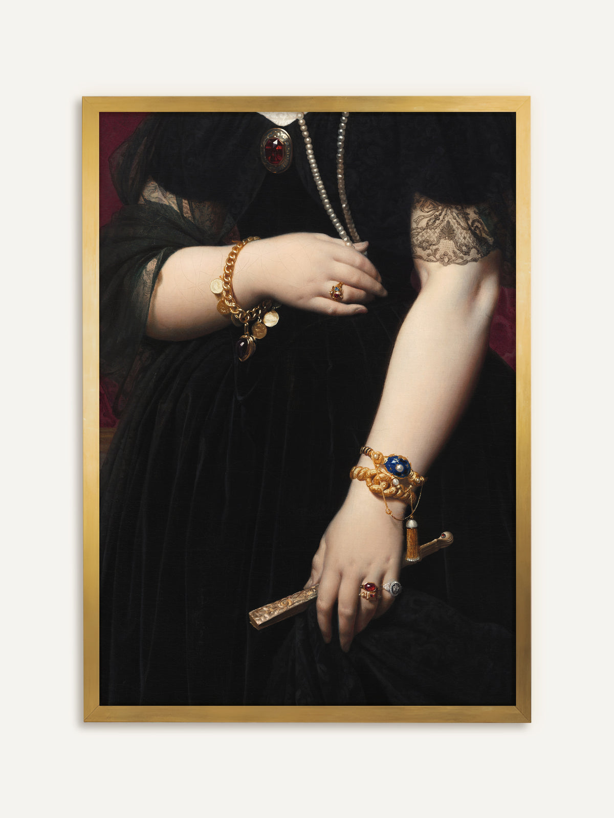 Wandbild, das als Ausschnitt die Hände einer Frau im schwarzen Samtkleid mit Spitzenärmeln zeigt, mit schweren goldenen Armbändern, Ringen mit roten Steinen, einer langen Perlenkette und einem goldenen Fächer vor dunkelrotem Grund. Im goldenen Rahmen greift das Bild den Schmuck auf und wirkt wie ein antikes Gemälde. #Rahmen_Gold