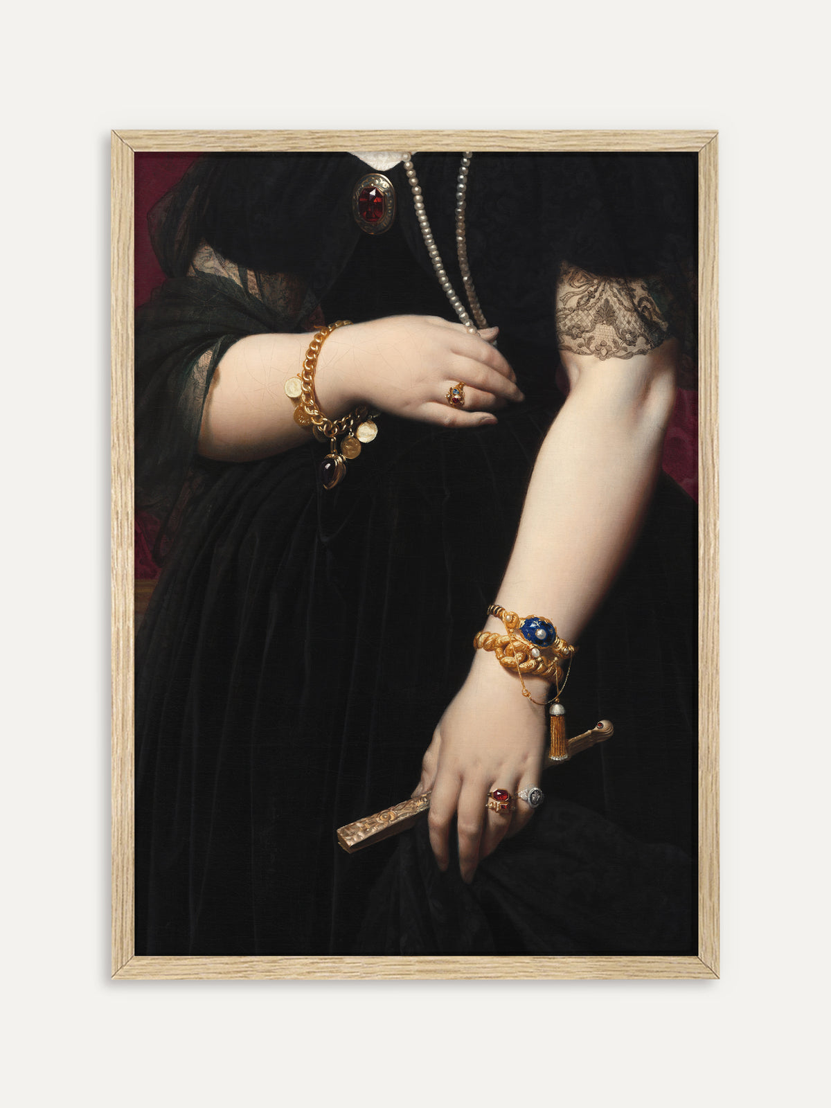 Kunstdruck, der als Ausschnitt die Hände einer Frau im schwarzen Samtkleid mit Spitzenärmeln zeigt, mit schweren goldenen Armbändern, Ringen mit roten Steinen, einer langen Perlenkette und einem goldenen Fächer vor dunkelrotem Grund. Im Rahmen aus hellem Holz wirkt das viktorianische Detail ruhiger. #Rahmen_Helles Holz