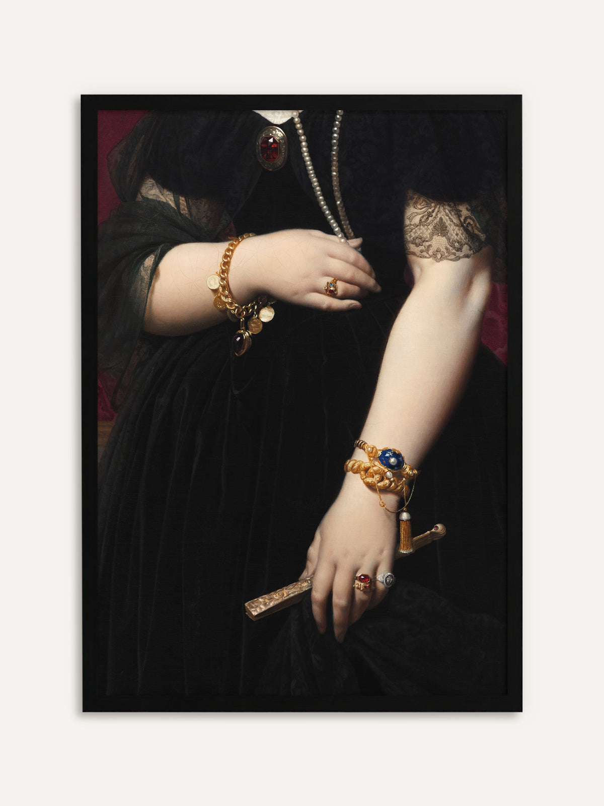 Gerahmtes Poster, das als Ausschnitt die Hände einer Frau im schwarzen Samtkleid mit Spitzenärmeln zeigt, mit schweren goldenen Armbändern, Ringen mit roten Steinen, einer langen Perlenkette und einem goldenen Fächer vor dunkelrotem Grund. Mit schwarzem Rahmen wirkt das moody Motiv elegant und geschlossen. #Rahmen_Schwarz