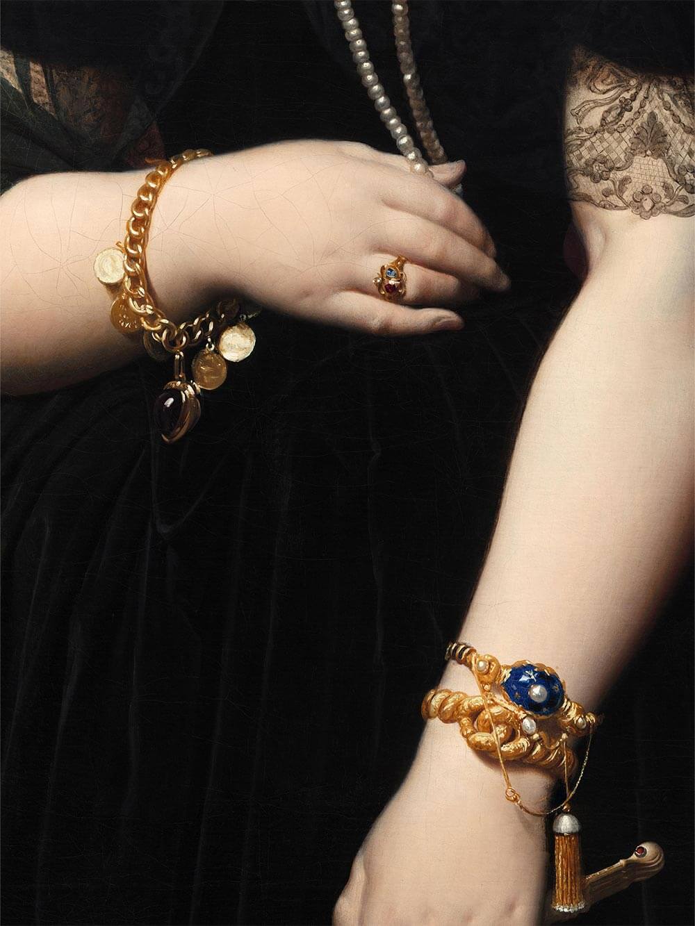 Nahaufnahme eines viktorianischen Porträts mit filigranem Goldschmuck, Spitzenärmeln und dunklem Samt. Die feinen Pinselstriche und der realistische Stil machen diesen Kunstdruck zu einem Highlight für klassische Kunstliebhaber