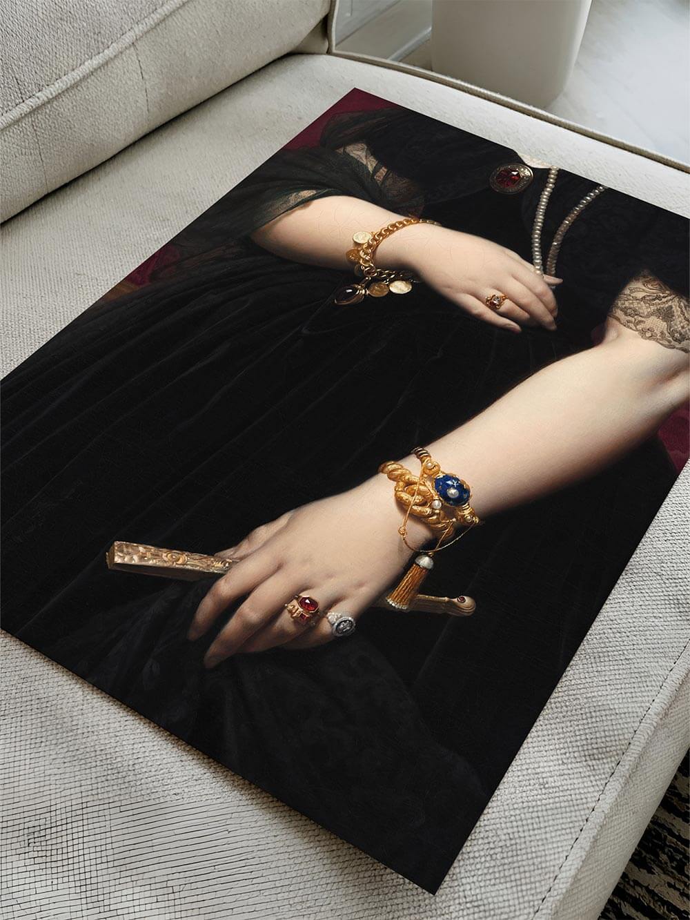 Kunstdruck eines viktorianischen Damenporträts, dekorativ auf einer edlen Holzkommode neben einem beigen Sofa arrangiert. Die dunkle Farbpalette und die feinen Details erzeugen eine luxuriöse, klassische Atmosphäre.