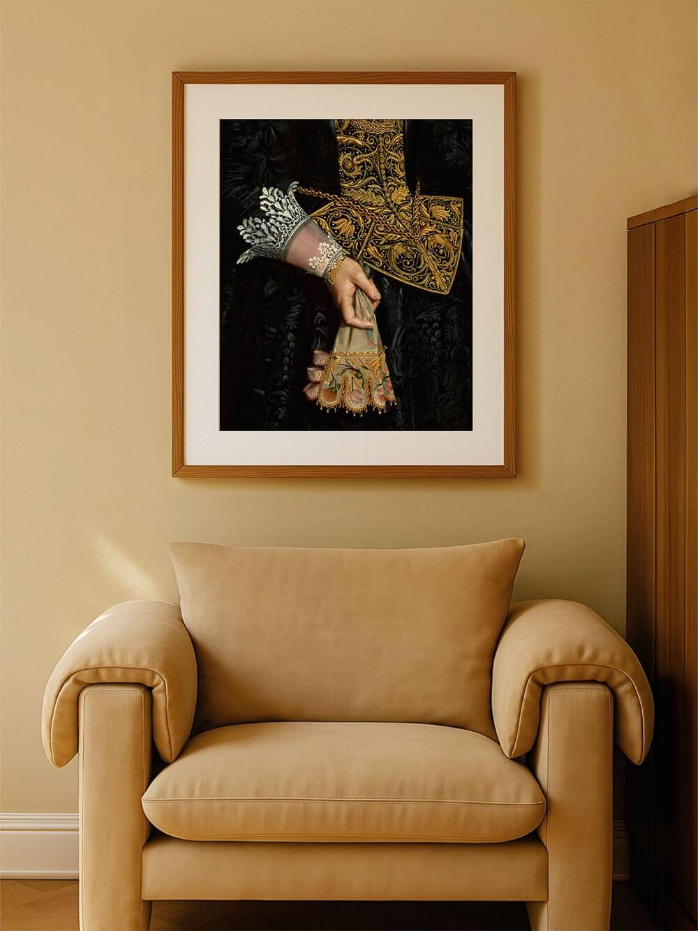 Kunstdruck mit detailreicher Rokoko-Stickerei und Goldornamenten, gerahmt an einer beigefarbenen Wand über einem cremefarbenen Sessel – edle Vintage-Wandkunst im Dark Academia Stil.
