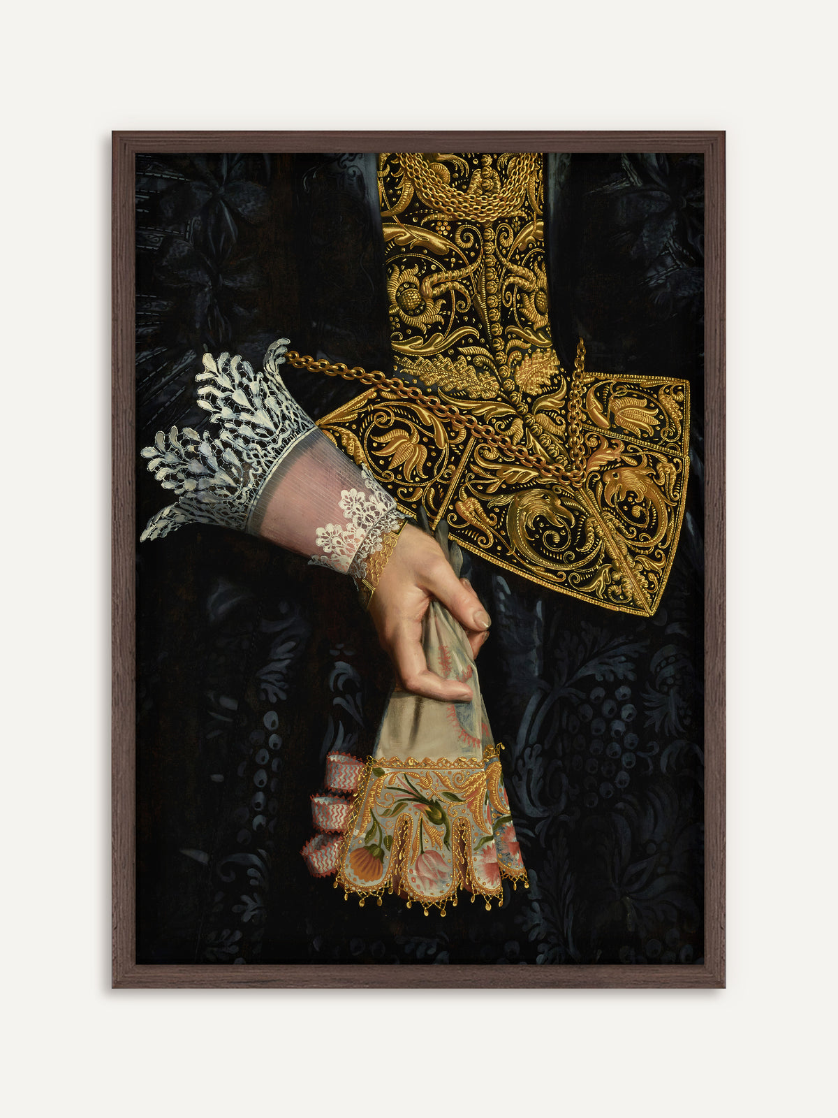 Poster, das als Ausschnitt die Hand einer jungen Frau mit Spitzenmanschette zeigt, die einen bestickten Handschuh mit Blumenmuster und Goldfransen hält, vor einem schwarzen Gewand mit üppiger Goldstickerei und einer goldenen Kette. Der Rahmen aus dunklem Holz unterstreicht die Dark-Academia-Stimmung. #Rahmen_Dunkles Holz