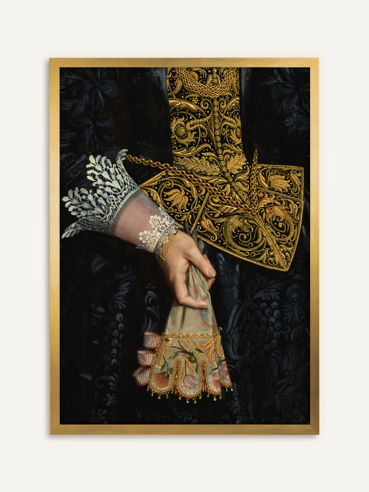Wandbild, das als Ausschnitt die Hand einer jungen Frau mit Spitzenmanschette zeigt, die einen bestickten Handschuh mit Blumenmuster und Goldfransen hält, vor einem schwarzen Gewand mit üppiger Goldstickerei und einer goldenen Kette. Im goldenen Rahmen nimmt das Bild die Goldstickerei auf und wirkt wie ein antikes Gemälde. #Rahmen_Gold