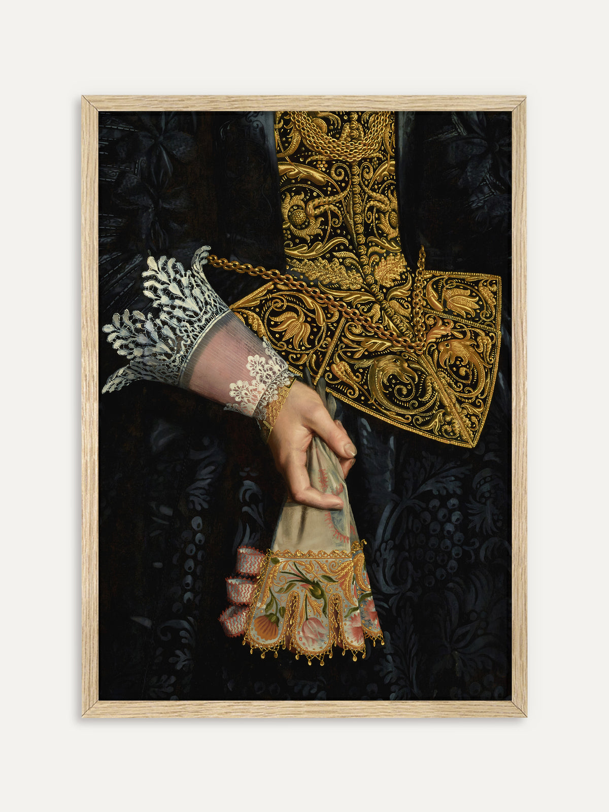 Kunstdruck, der als Ausschnitt die Hand einer jungen Frau mit Spitzenmanschette zeigt, die einen bestickten Handschuh mit Blumenmuster und Goldfransen hält, vor einem schwarzen Gewand mit üppiger Goldstickerei und einer goldenen Kette. Im Rahmen aus hellem Holz wirkt das barocke Detail leichter. #Rahmen_Helles Holz