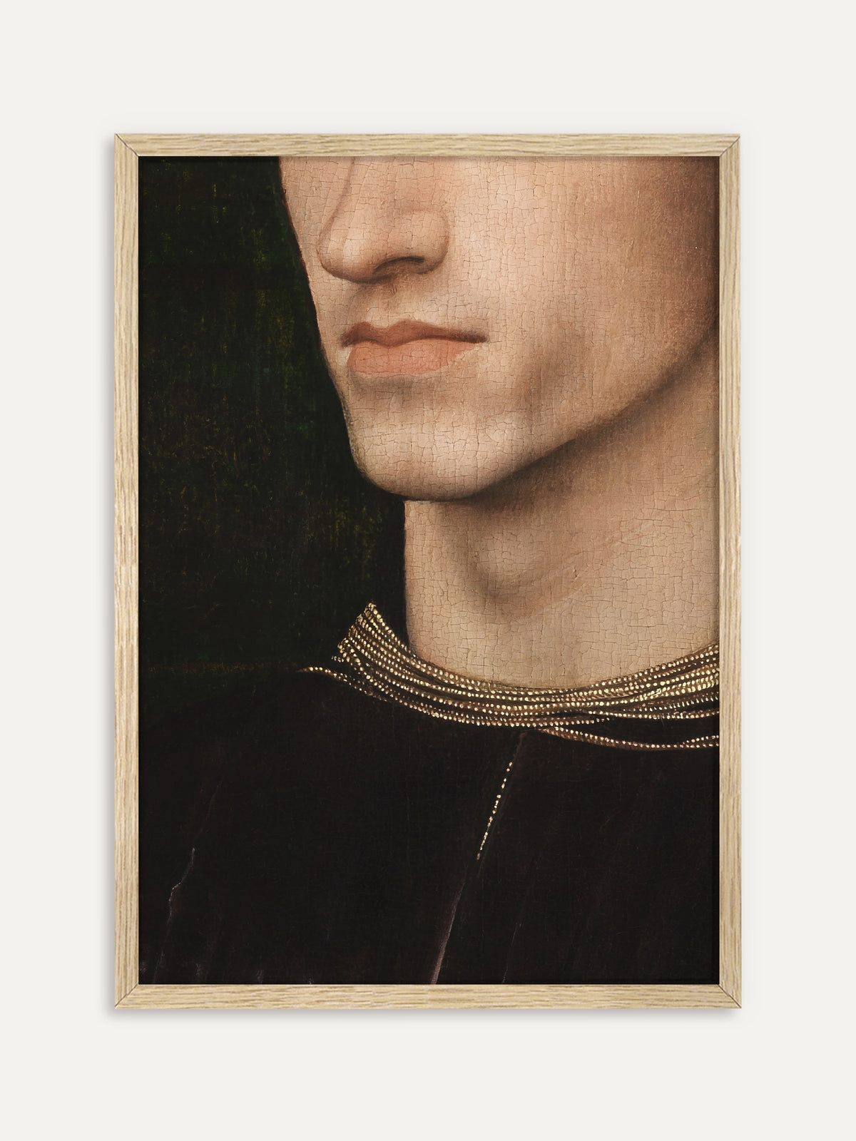 Kunstdruck, der als Ausschnitt Nase, Mund und Kinn eines jungen Mannes zeigt, mit heller Haut voller feiner Risse im alten Firnis, dazu ein dunkles Samtgewand mit goldbesticktem Kragen vor dunkelgrünem Grund. Im Rahmen aus hellem Holz wirkt das Renaissance-Detail ruhig und klar. #Rahmen_Helles Holz