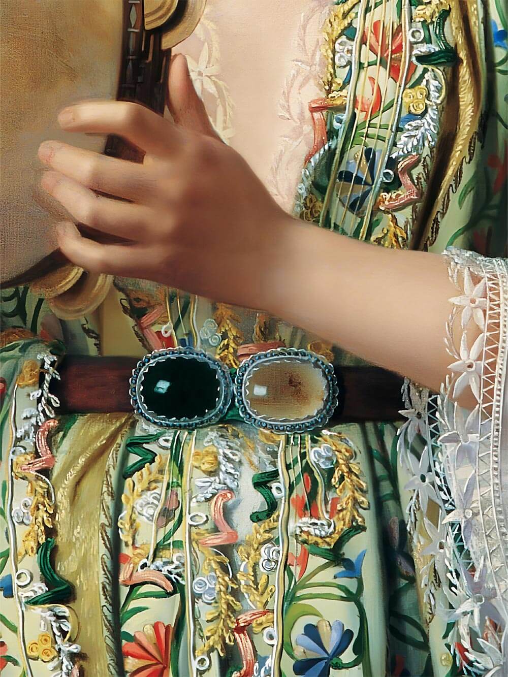 Detailaufnahme des Kunstdrucks: Makroaufnahme eines verzierten Gürtels und eines kunstvollen Stickmusters auf einem traditionellen Gewand, hervorgehoben durch lebendige Farben.