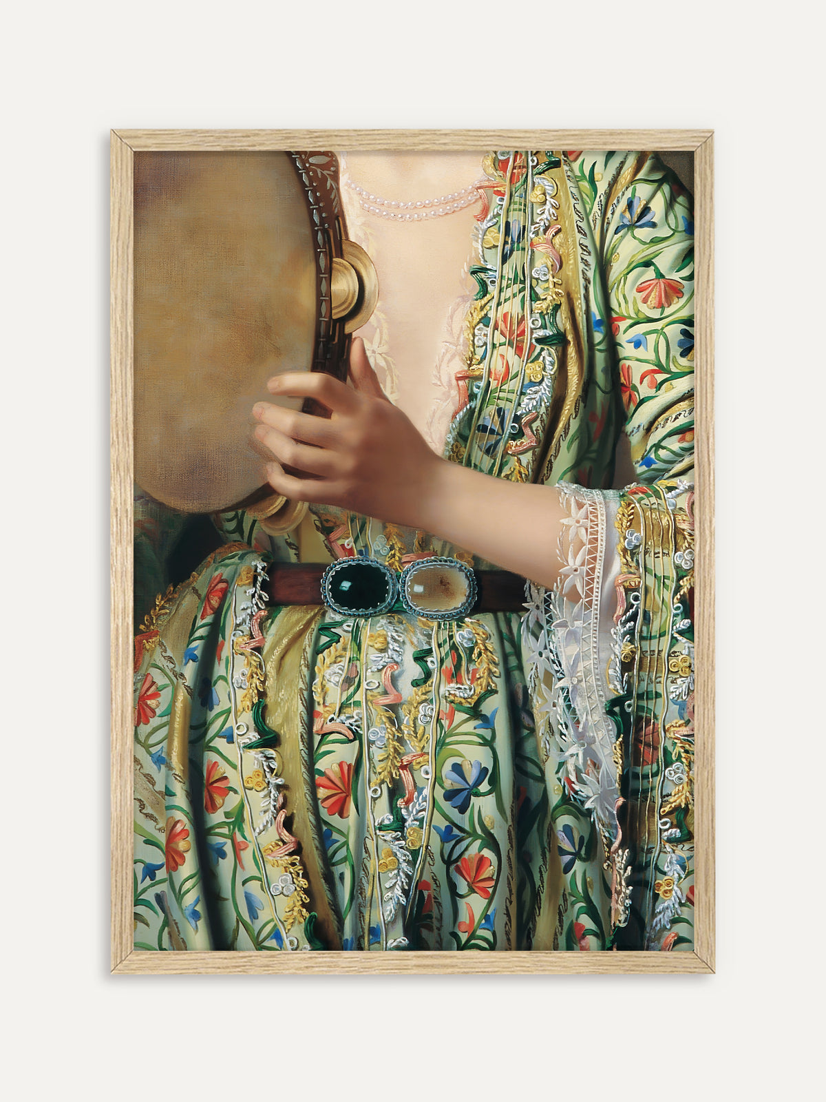 Kunstdruck, der als Ausschnitt eine Frau in einer hellgrünen, über und über mit bunten Blumen bestickten Robe zeigt, die ein Tamburin hält, dazu eine Spitzenmanschette, eine Perlenkette und ein Gürtel mit großen grünen Schmucksteinen. Im Rahmen aus hellem Holz wirken die Farben der Stickerei frisch. #Rahmen_Helles Holz