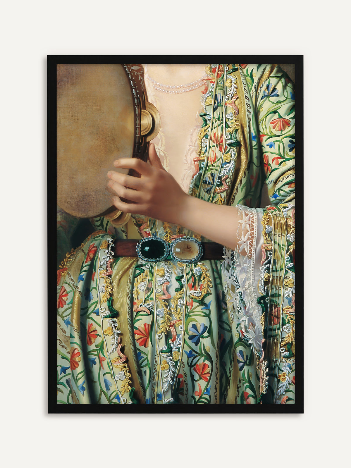 Gerahmtes Poster, das als Ausschnitt eine Frau in einer hellgrünen, über und über mit bunten Blumen bestickten Robe zeigt, die ein Tamburin hält, dazu eine Spitzenmanschette, eine Perlenkette und ein Gürtel mit großen grünen Schmucksteinen. Mit schwarzem Rahmen bekommt das Vintage-Motiv einen klaren Kontrast. #Rahmen_Schwarz