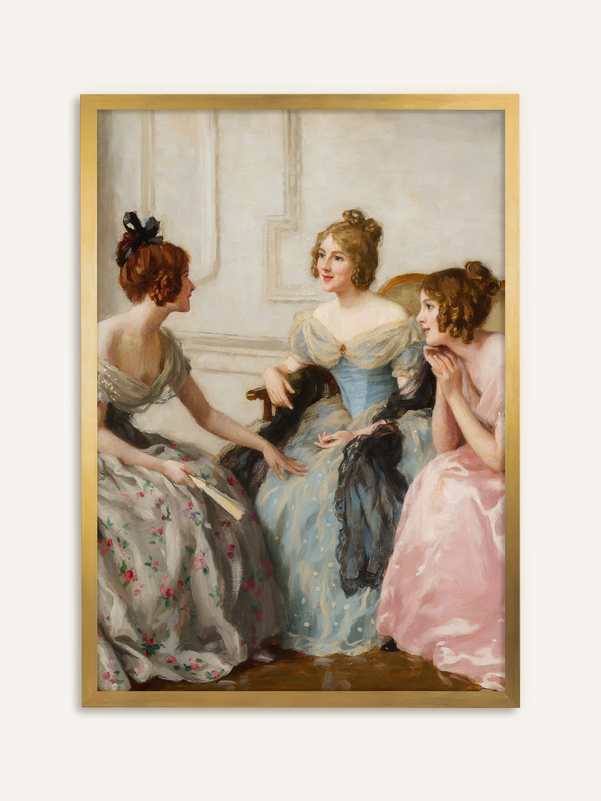 Wandbild, das drei junge Frauen in Abendkleidern aus Grau mit Blumen, Hellblau und Rosa zeigt, die in einem hellen Salon beieinandersitzen und sich angeregt unterhalten, eine von ihnen mit einem Fächer in der Hand. Im goldenen Rahmen wirkt die viktorianische Salonszene wie ein antikes Gemälde. #Rahmen_Gold