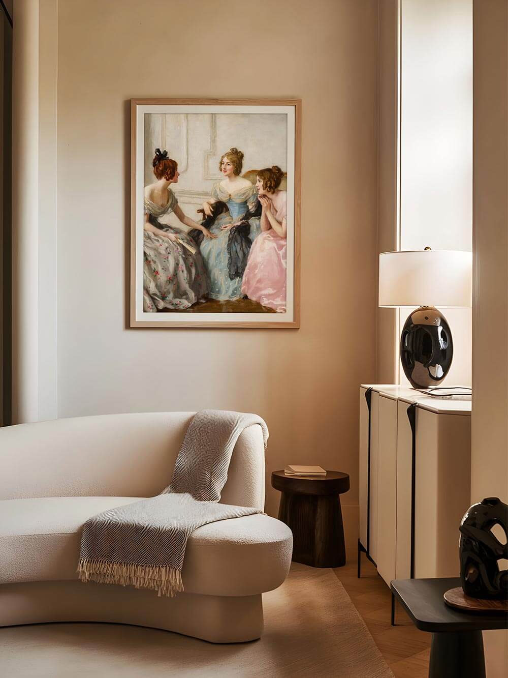 Gerahmter Kunstdruck im viktorianischen Stil zeigt drei Frauen im angeregten Gespräch, perfekt in Szene gesetzt in einem modernen Wohnzimmer mit heller Wand und Sofaecke.