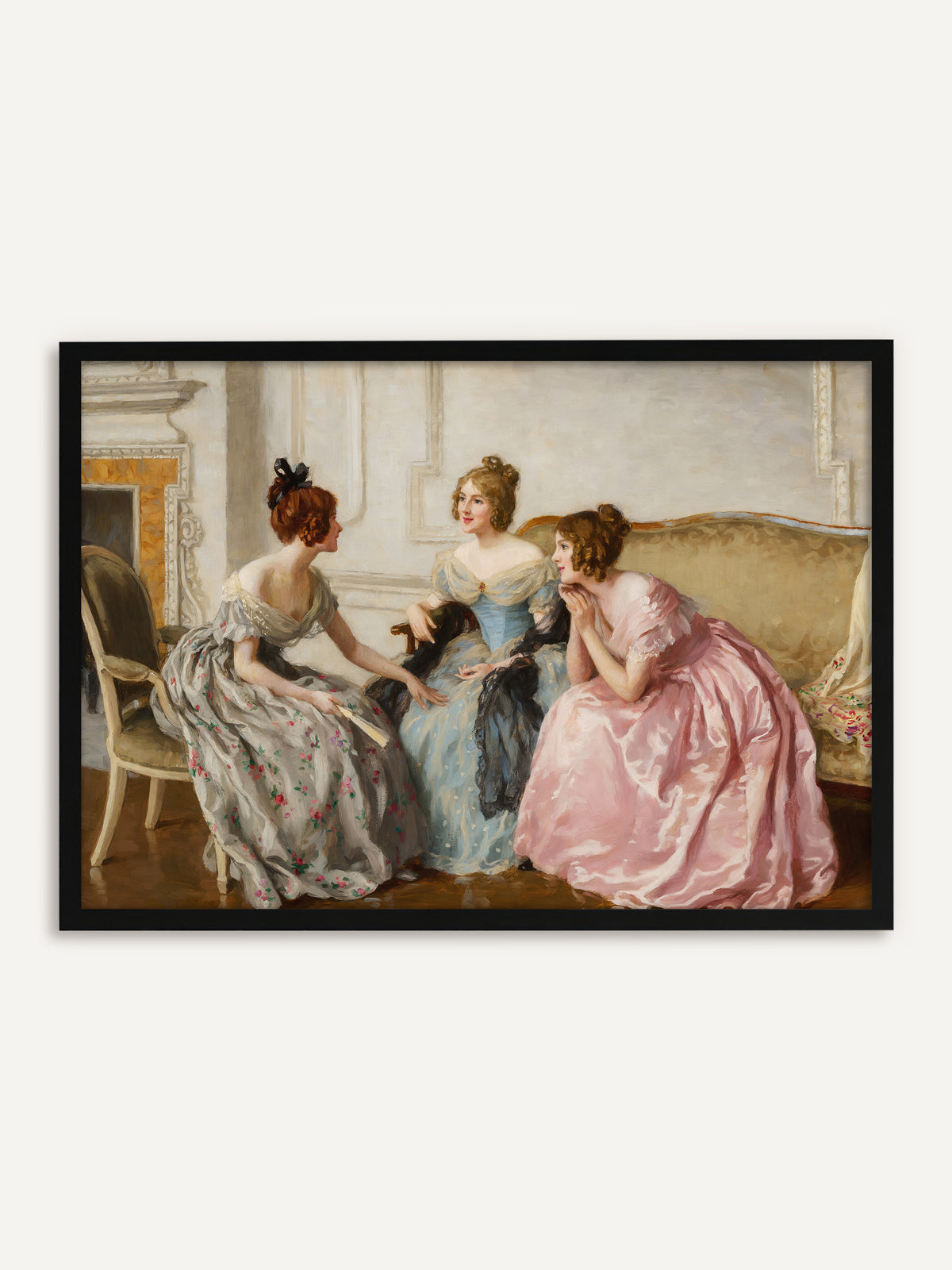 Gerahmtes Poster, das drei Damen in rosa, hellblauen und geblümten Kleidern zeigt, die in einem hellen Salon auf Sofa und Sessel miteinander plaudern. Der schwarze Rahmen setzt einen klaren Kontrast zum hellen Vintage-Interieur. #Rahmen_Schwarz