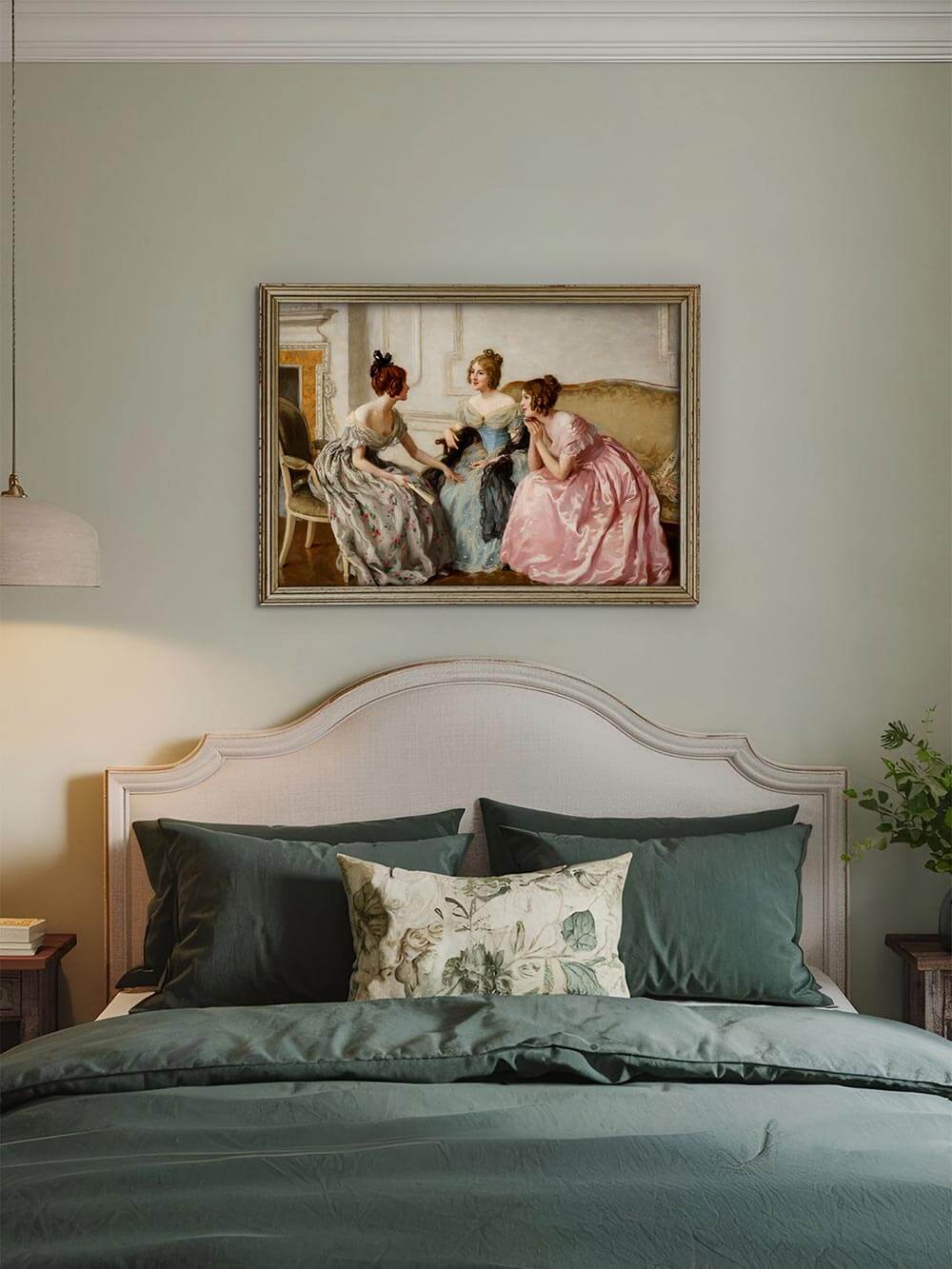 Viktorianischer Kunstdruck im Schlafzimmer über dem Bett arrangiert – drei Frauen in eleganten Kleidern, dargestellt mit warmem Licht und realistischer Tiefe, romantisch-nostalgisches Interieurdetail.