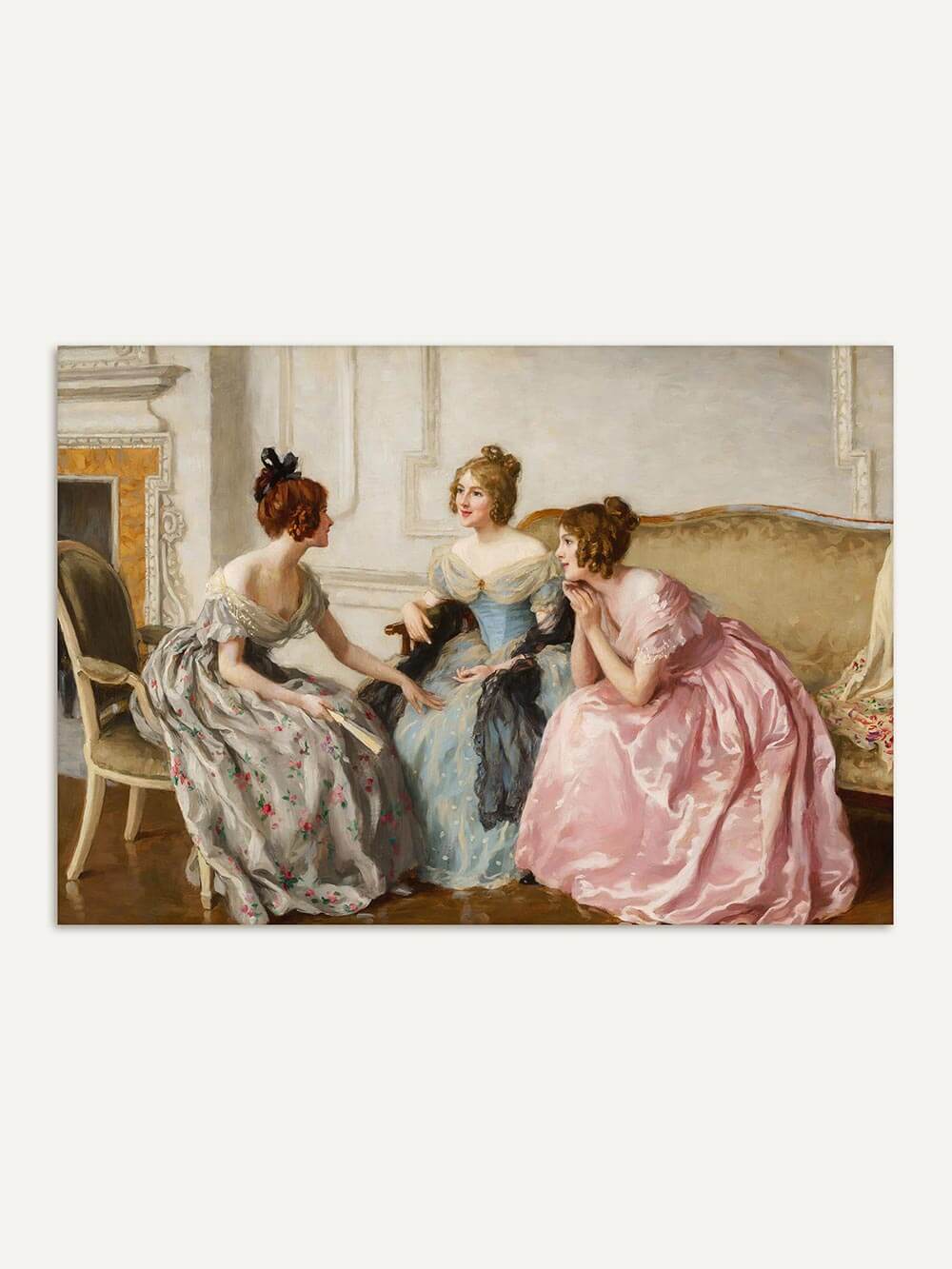 Viktorianischer Kunstdruck dreier Damen in pastellfarbenen Kleidern, die auf einem Sofa in eleganter Salon-Atmosphäre miteinander plaudern – detailreich gemalt im romantischen Realismus-Stil mit sanfter Farbpalette.