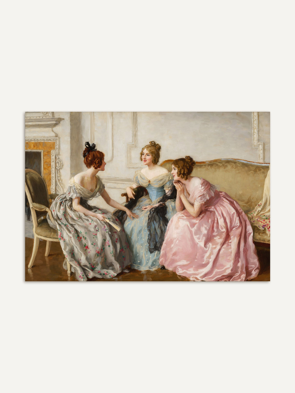 Viktorianischer Kunstdruck dreier Damen in pastellfarbenen Kleidern, die auf einem Sofa in eleganter Salon-Atmosphäre miteinander plaudern – detailreich gemalt im romantischen Realismus-Stil mit sanfter Farbpalette. #Rahmen_Ohne Rahmen