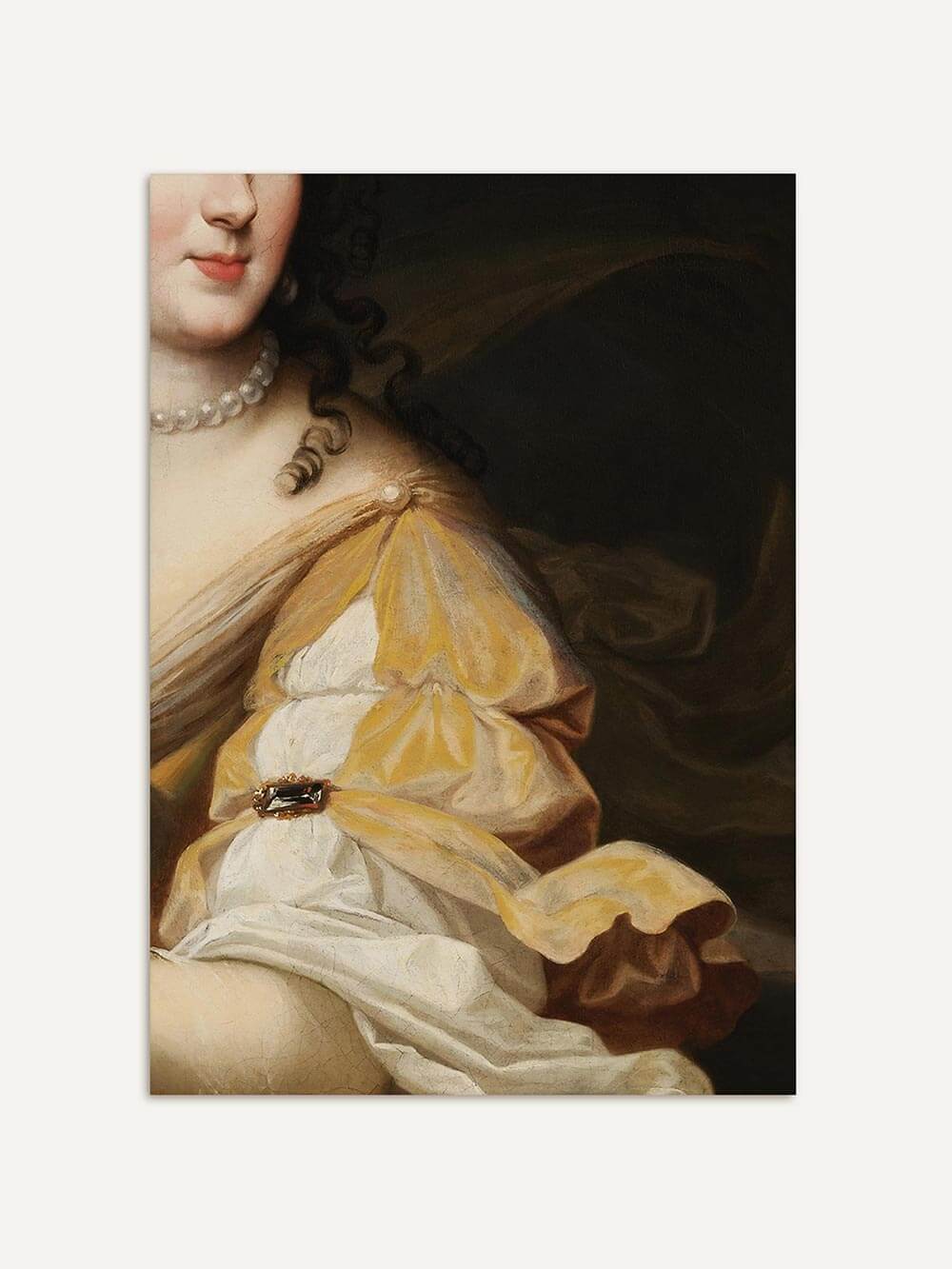 Barockes Frauenporträt im Anschnitt, Fokus auf gold-weißer Robe mit Juwelenbrosche und Perlenkette – feine Maltechnik und dunkler Hintergrund als stilvolle Wanddeko.