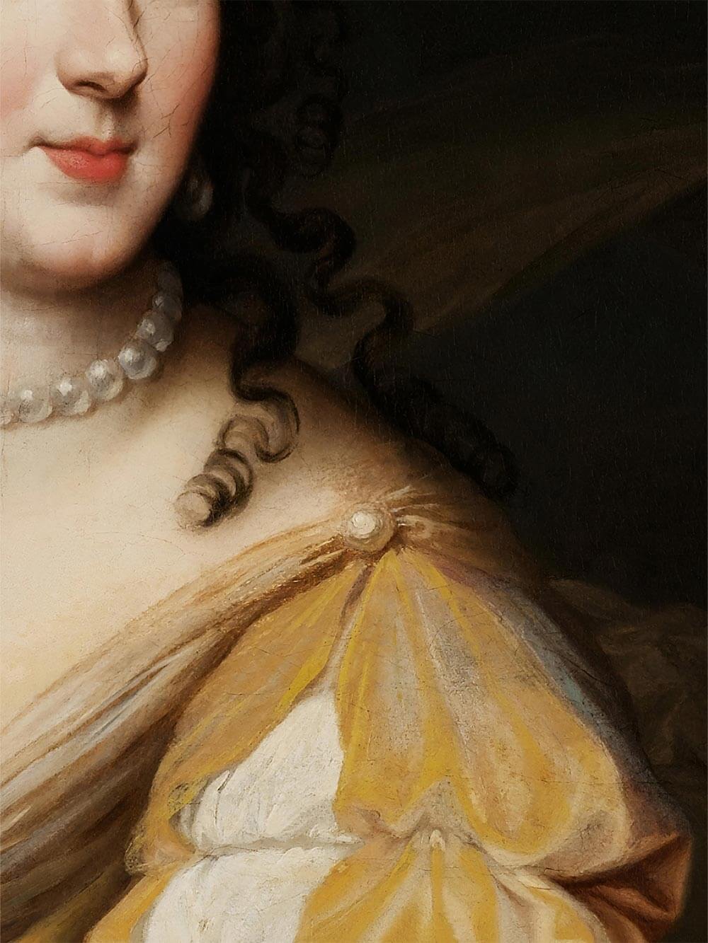 Nahaufnahme eines barocken Frauenporträts mit kunstvoll gemaltem Lockenhaar, Perlenkette und gelber Seidenrobe – meisterhafte Lichtführung und feine Stoffstruktur.

