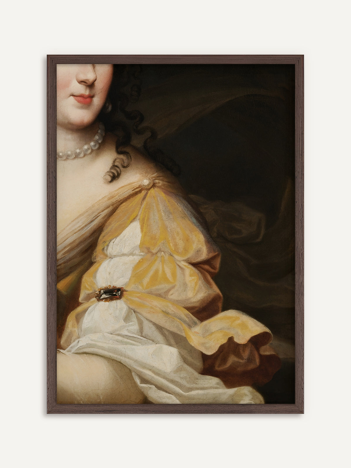 Poster, das eine Frau mit dunklen Locken, Perlenkette und gelb-weißem Seidenkleid mit Juwelenbrosche vor dunklem Hintergrund zeigt. Im dunklen Holzrahmen wirkt das Barockbild warm und antik. #Rahmen_Dunkles Holz