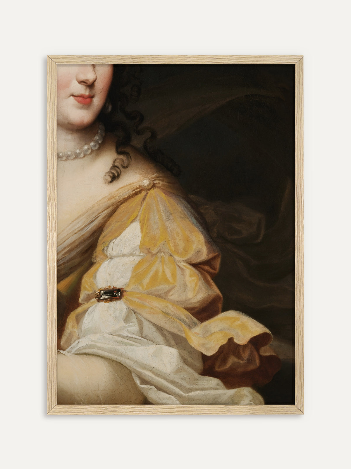 Kunstdruck, der eine Frau mit dunklen Locken, Perlenkette und gelb-weißem Seidenkleid mit Juwelenbrosche vor dunklem Hintergrund zeigt. Der helle Holzrahmen gibt dem barocken Porträt eine leichte, natürliche Note. #Rahmen_Helles Holz