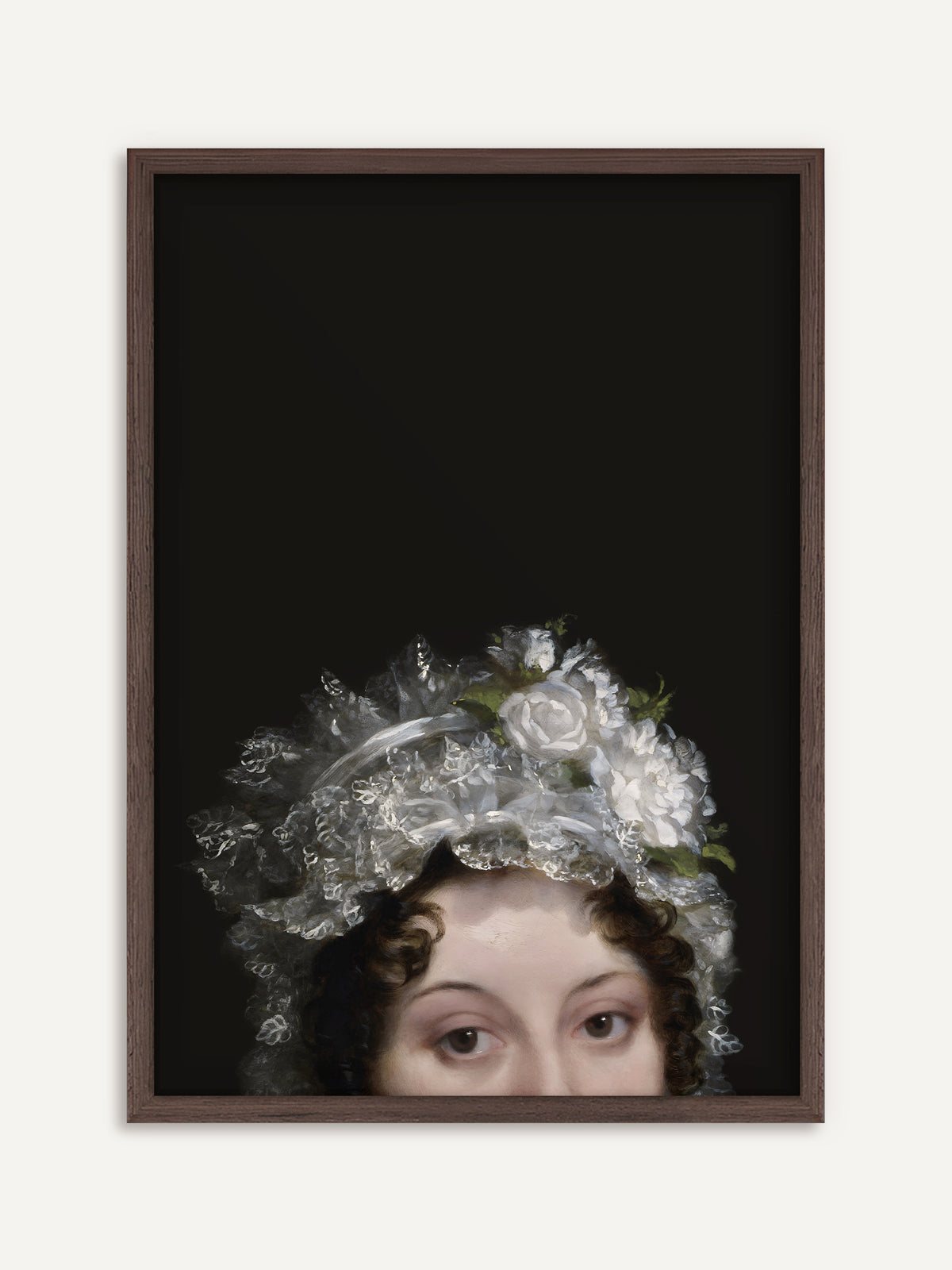 Poster, das eine Frau mit dunklen Locken unter einer weißen Spitzenhaube mit weißen Rosen vor tiefschwarzem Hintergrund zeigt. Im dunklen Holzrahmen bekommt das viktorianische Bild eine moody, antike Wirkung. #Rahmen_Dunkles Holz