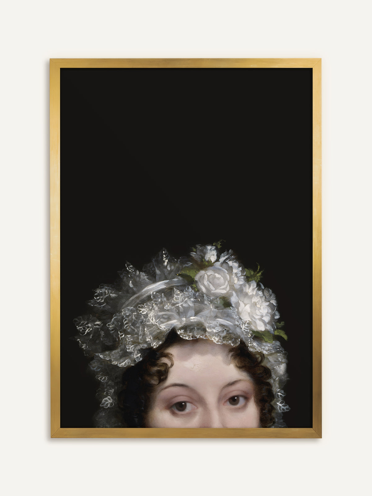 Wandbild, das eine Frau mit dunklen Locken unter einer weißen Spitzenhaube mit weißen Rosen vor tiefschwarzem Hintergrund zeigt. Der goldene Rahmen betont die zarte Spitze und den viktorianischen Charakter. #Rahmen_Gold