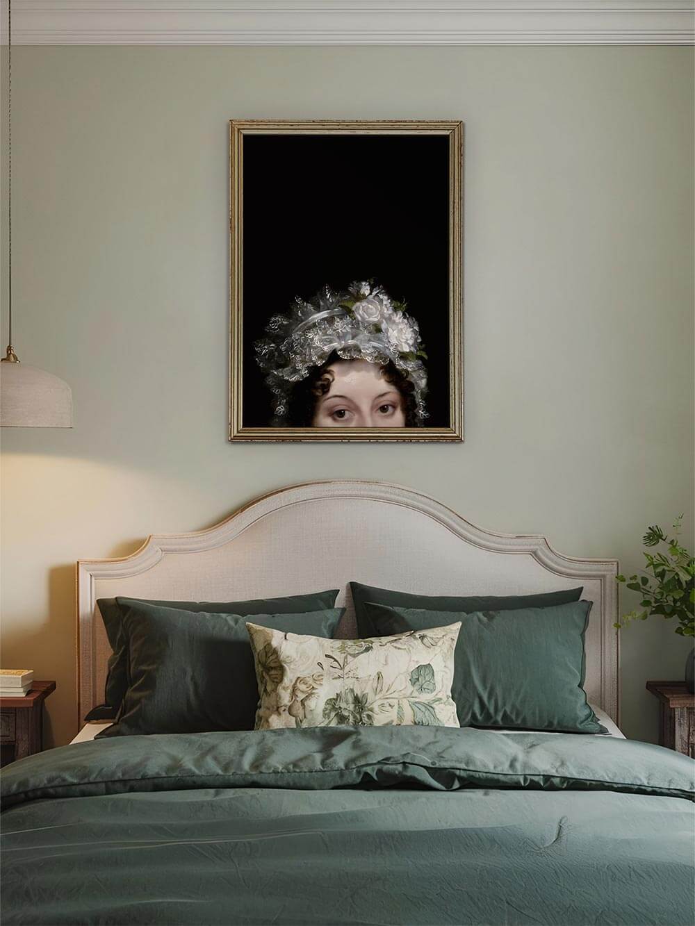 Viktorianisches Portrait mit weißer Spitzenhaube über einem grünen Bett mit floralen Kissen, ideal für romantische Schlafzimmer im klassischen Landhausstil.