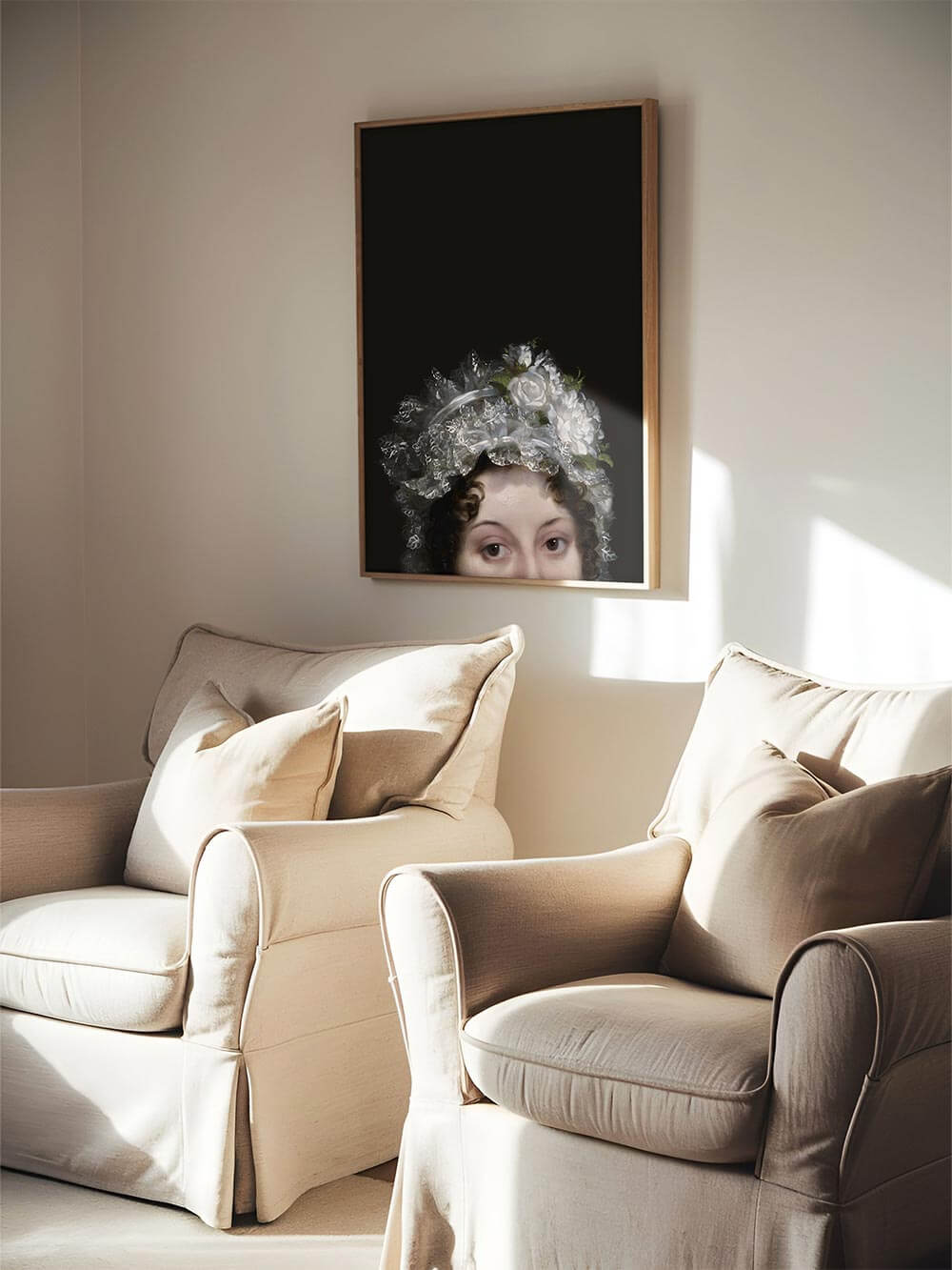 Kunstvoll gerahmter Kunstdruck mit Frauenportrait und filigraner Spitzenhaube, dekorativ in heller Leseecke mit cremefarbenen Sesseln und natürlichem Licht.