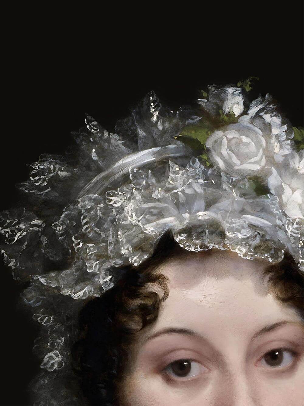 Nahaufnahme eines viktorianischen Portraits mit fein gemalter Spitzenhaube, weißen Rosen und weichem Lichtspiel auf Haut und Locken – betont malerische Struktur.