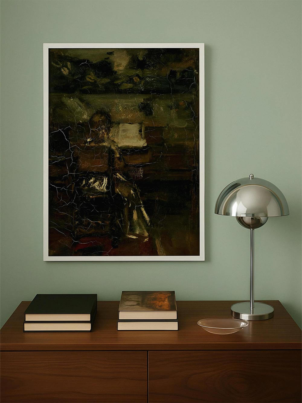 Vertikal ausgerichteter Kunstdruck in dunklen, erdigen Farbtönen über einer Holzkonsolen mit Büchern und silberner Lampe. Stilvolles Wandbild mit geheimnisvoller Atmosphäre, ideal für Minimalismus und Dark Academia Stil.