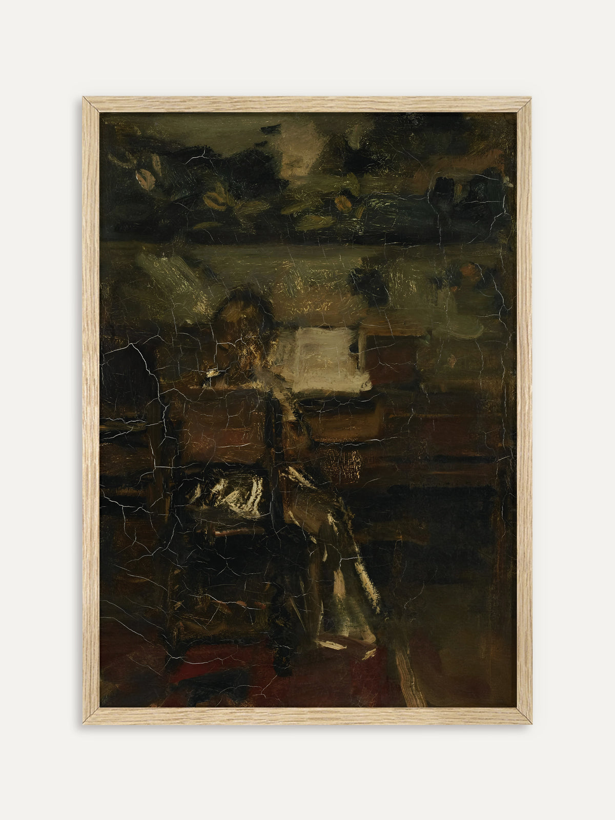 Kunstdruck, der eine sitzende Gestalt am Klavier mit aufgeschlagenen Noten in dunklen Oliv- und Brauntönen mit feinem Craquelé zeigt. Der helle Holzrahmen hellt die dunkle Vintage-Szene sanft auf. #Rahmen_Helles Holz