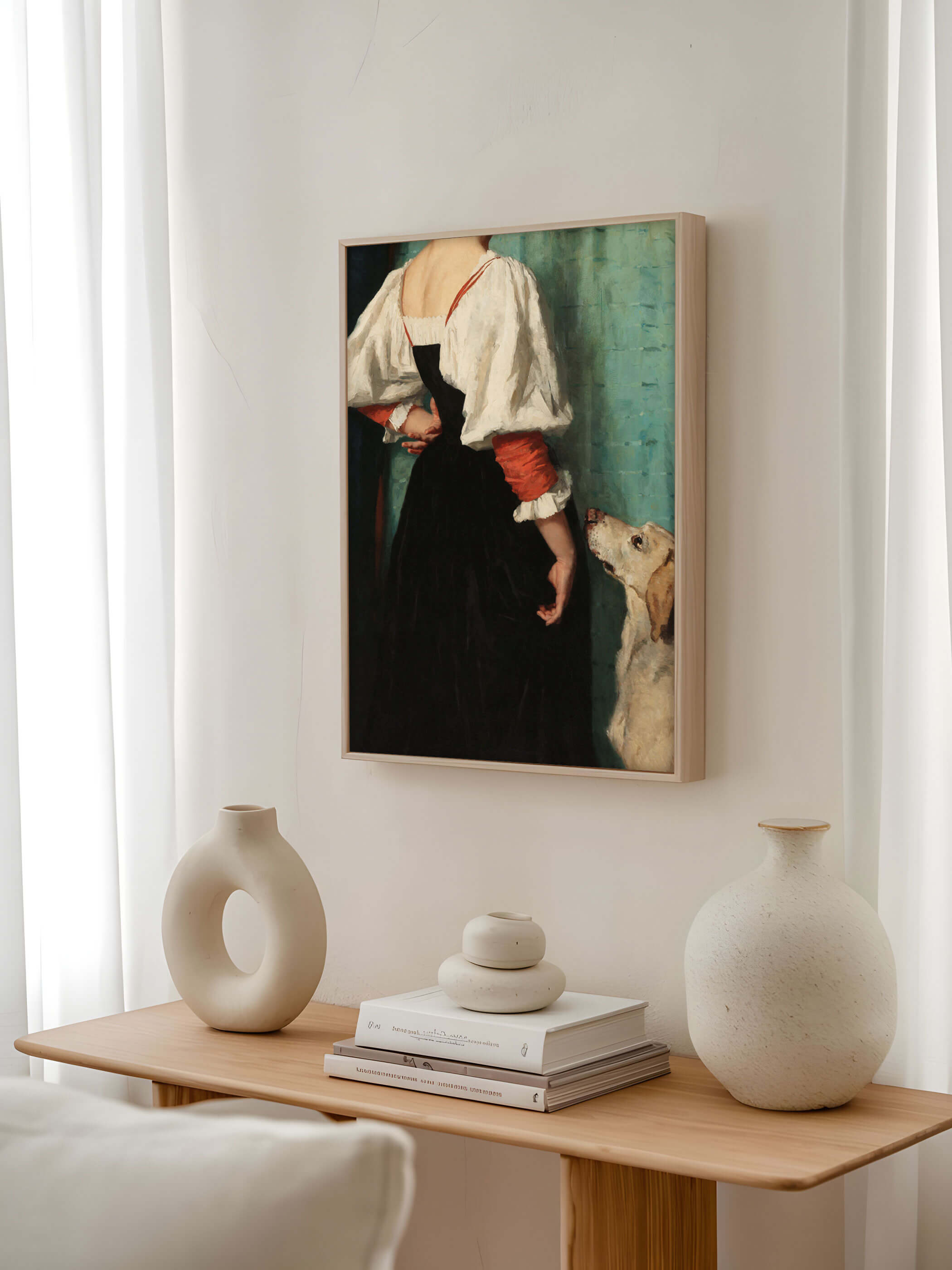 Der Vintage-Kunstdruck "Treuer Begleiter" hängt über einem Sideboard in einem minimalistischen Wohnzimmer, perfekt kombiniert mit modernen Vasen.