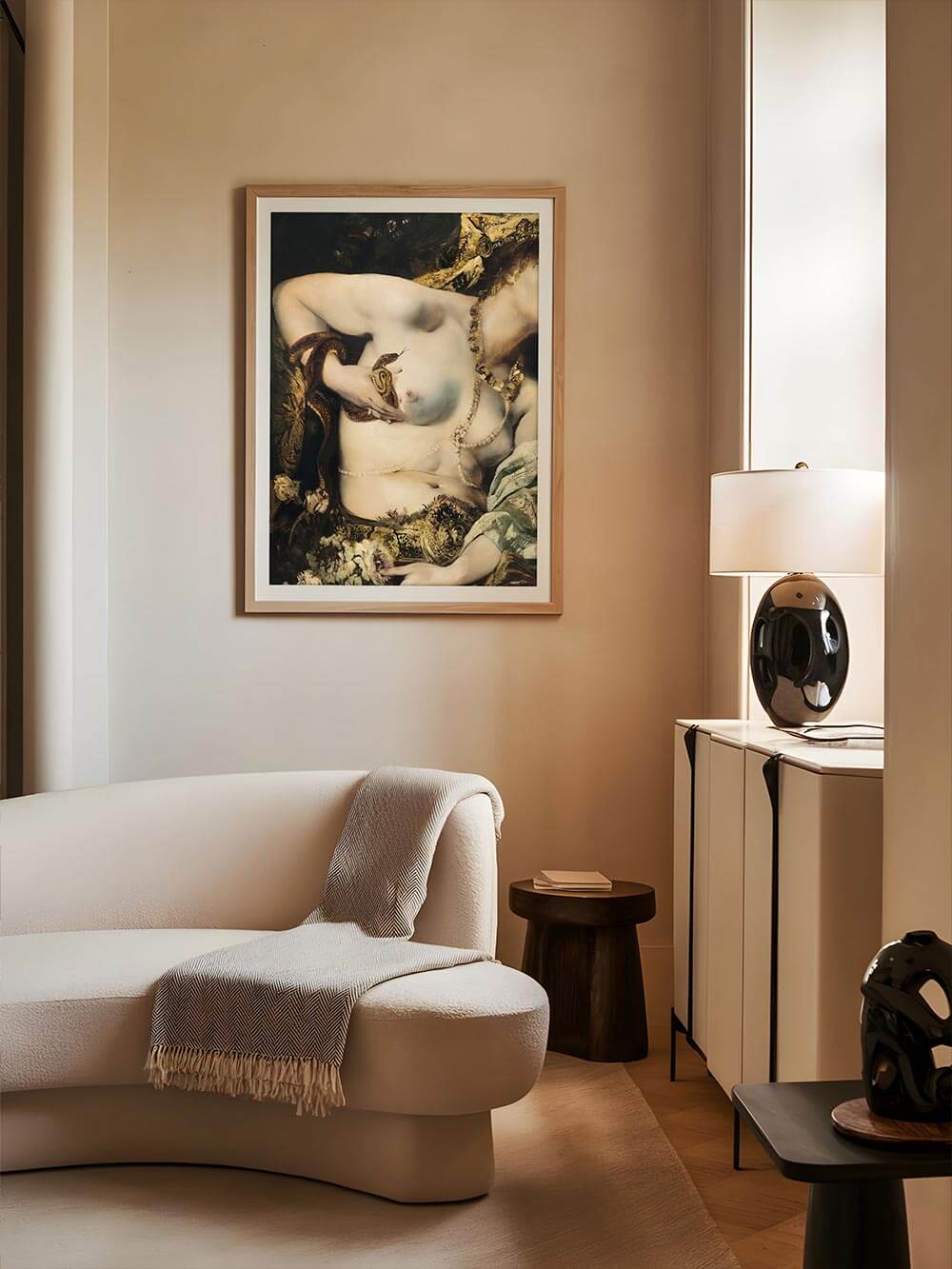 Der sinnliche Barock-Kunstdruck hängt gerahmt über einem hellen Sofa in modernem Interieur. Der Kontrast aus Opulenz und Zurückhaltung wirkt stilvoll und ruhig.