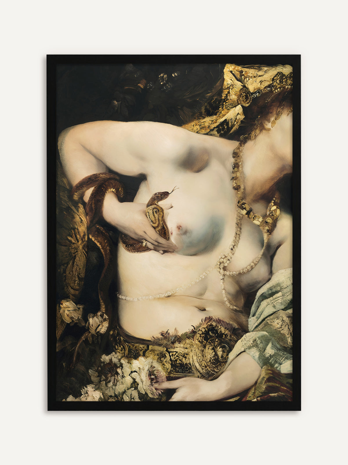 Gerahmtes Poster, das eine Frau mit Perlenketten und goldenem Kopfschmuck zeigt, die eine Schlange an ihre unbekleidete Brust hält, umgeben von Blüten und goldverzierten Stoffen. Der schwarze Rahmen fasst das Vintage-Motiv klar und dramatisch ein. #Rahmen_Schwarz