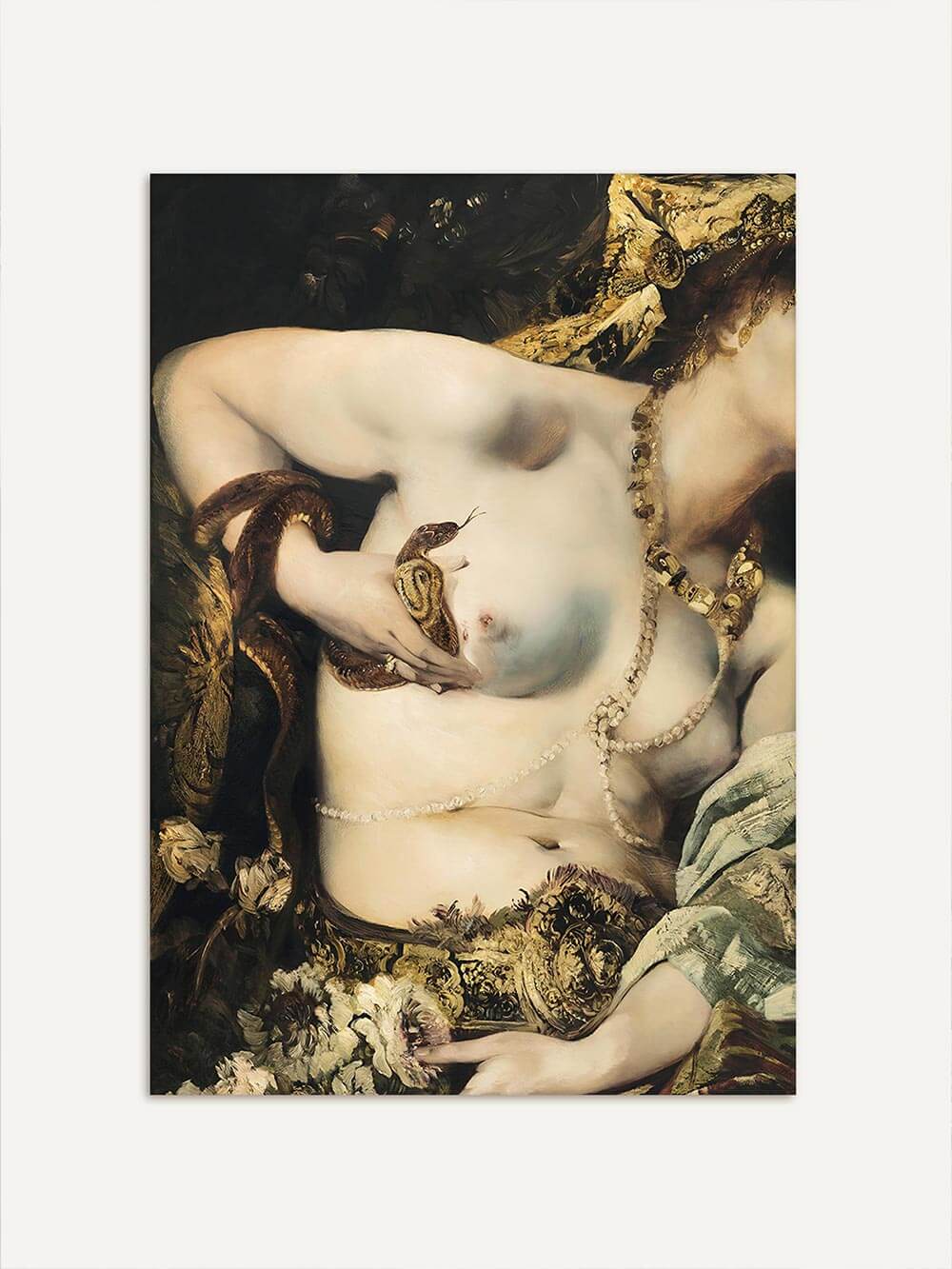 Kunstdruck eines detailreichen Barockporträts mit einer Frau, deren Körper von Perlen und einer Schlange geschmückt ist. Die goldverzierte Kleidung wirkt luxuriös und dramatisch.