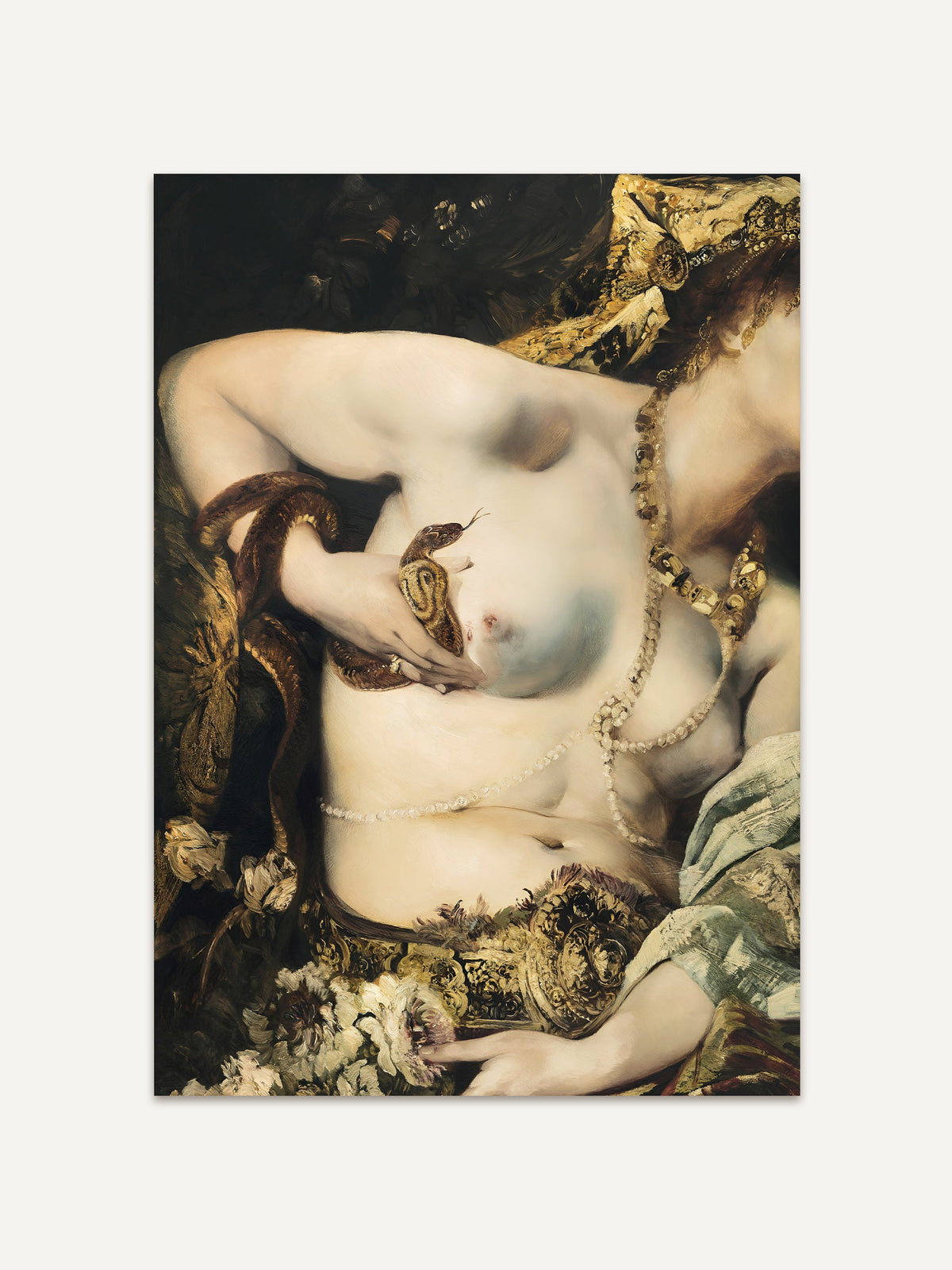 Kunstdruck eines detailreichen Barockporträts mit einer Frau, deren Körper von Perlen und einer Schlange geschmückt ist. Die goldverzierte Kleidung wirkt luxuriös und dramatisch. #Rahmen_Ohne Rahmen