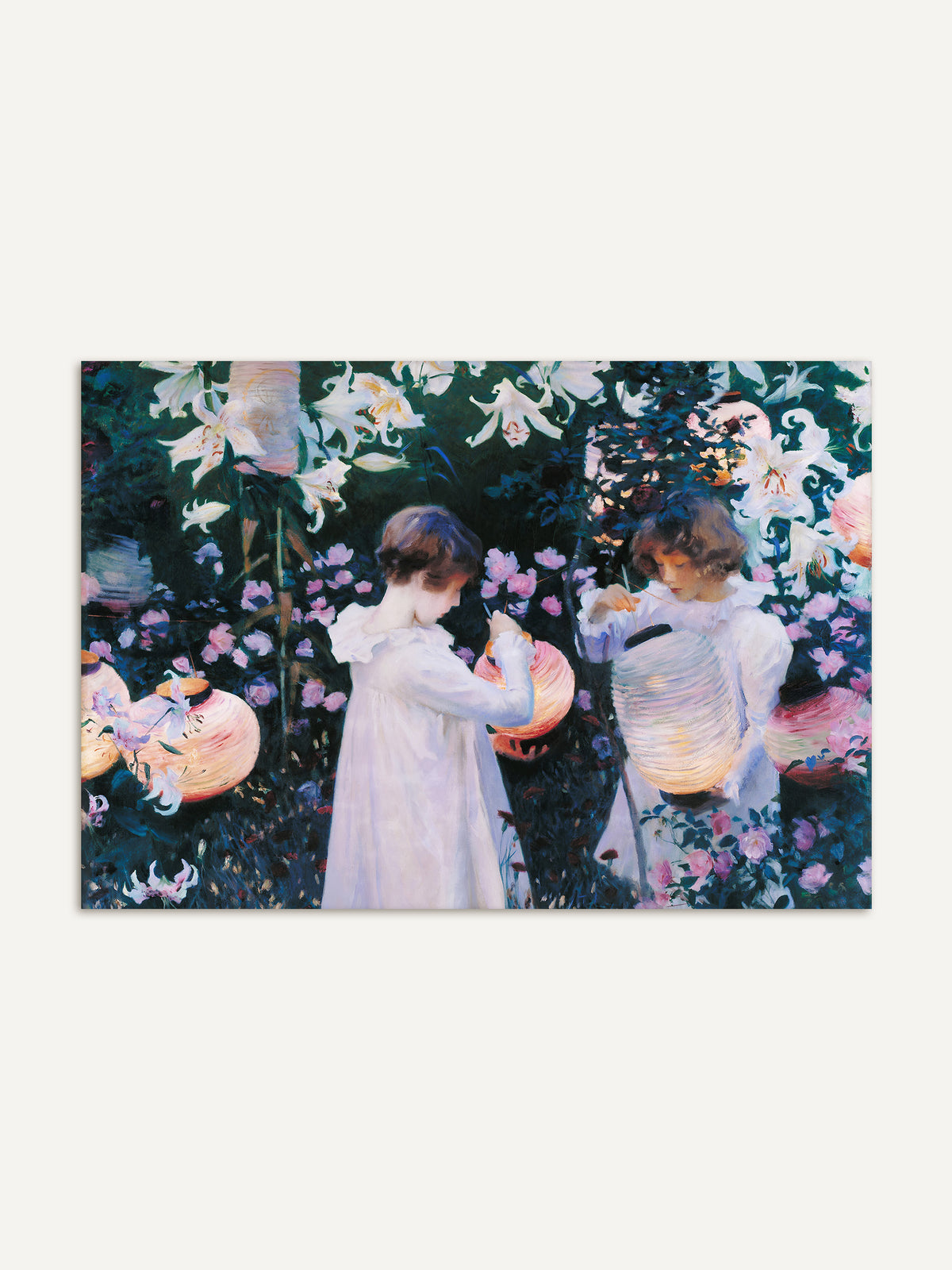 Das Poster zeigt zwei Mädchen in weißen Kleidern zwischen Lilien und Blumen, die leuchtende Papierlaternen tragen. Der impressionistische Kunstdruck verbindet dunkle Gartenszenen mit zarten Rosa- und Blautönen. #Rahmen_Ohne Rahmen