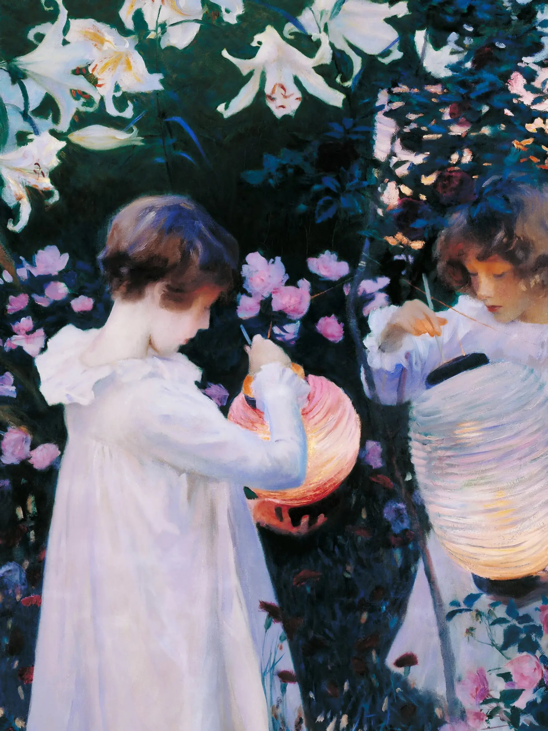 Die Nahaufnahme zeigt die weichen Pinselstriche der Figuren, weiße Lilien und leuchtende Laternen im nächtlichen Garten. Die impressionistische Malweise erzeugt eine verträumte Stimmung und betont die feinen Farbnuancen.