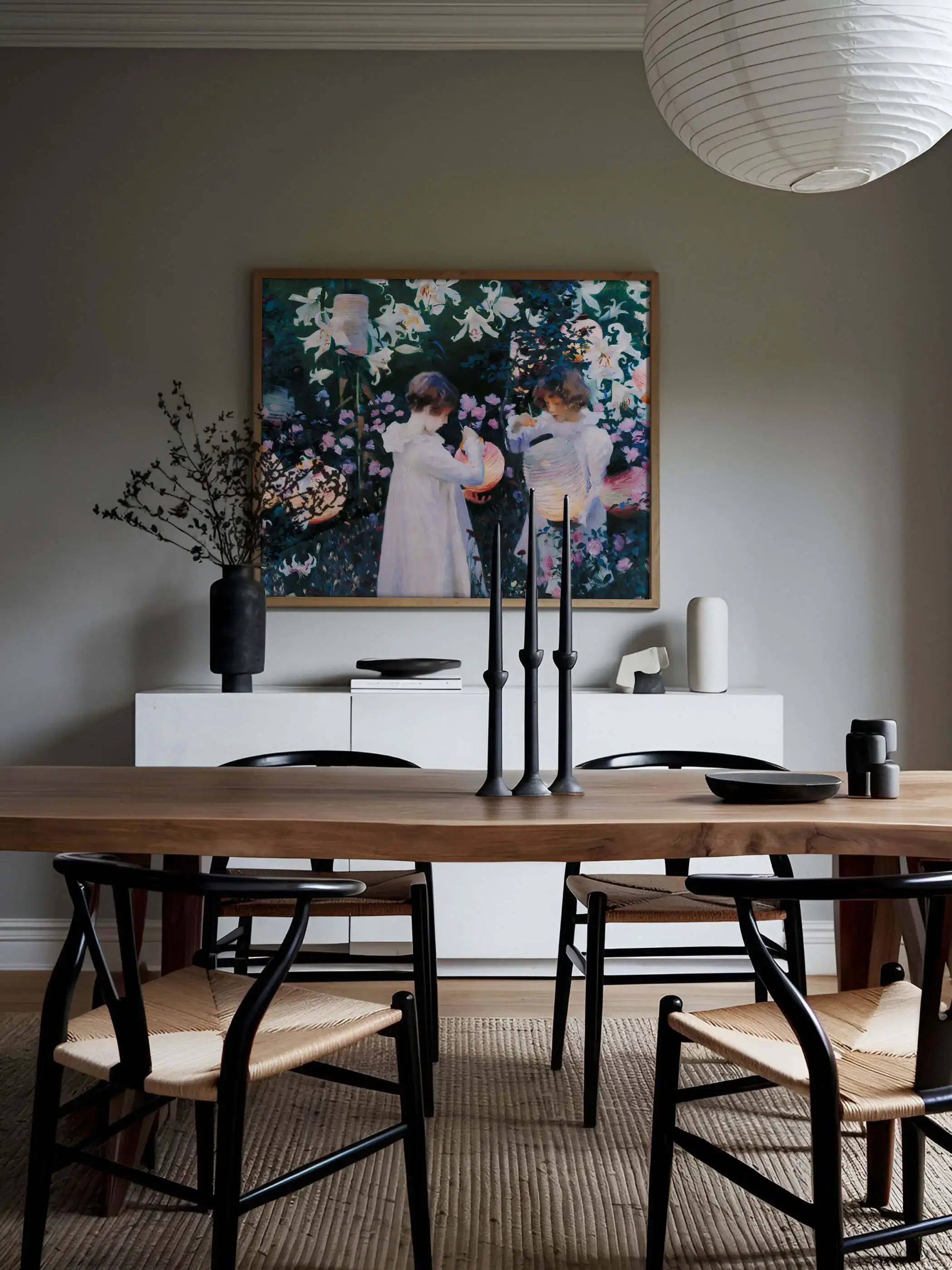 Der romantische Kunstdruck hängt über einem Sideboard im Esszimmer und setzt einen stimmungsvollen Akzent zwischen dunklen Möbeln. Das Wandbild ergänzt moderne Einrichtungen mit einer eleganten Vintage-Atmosphäre.