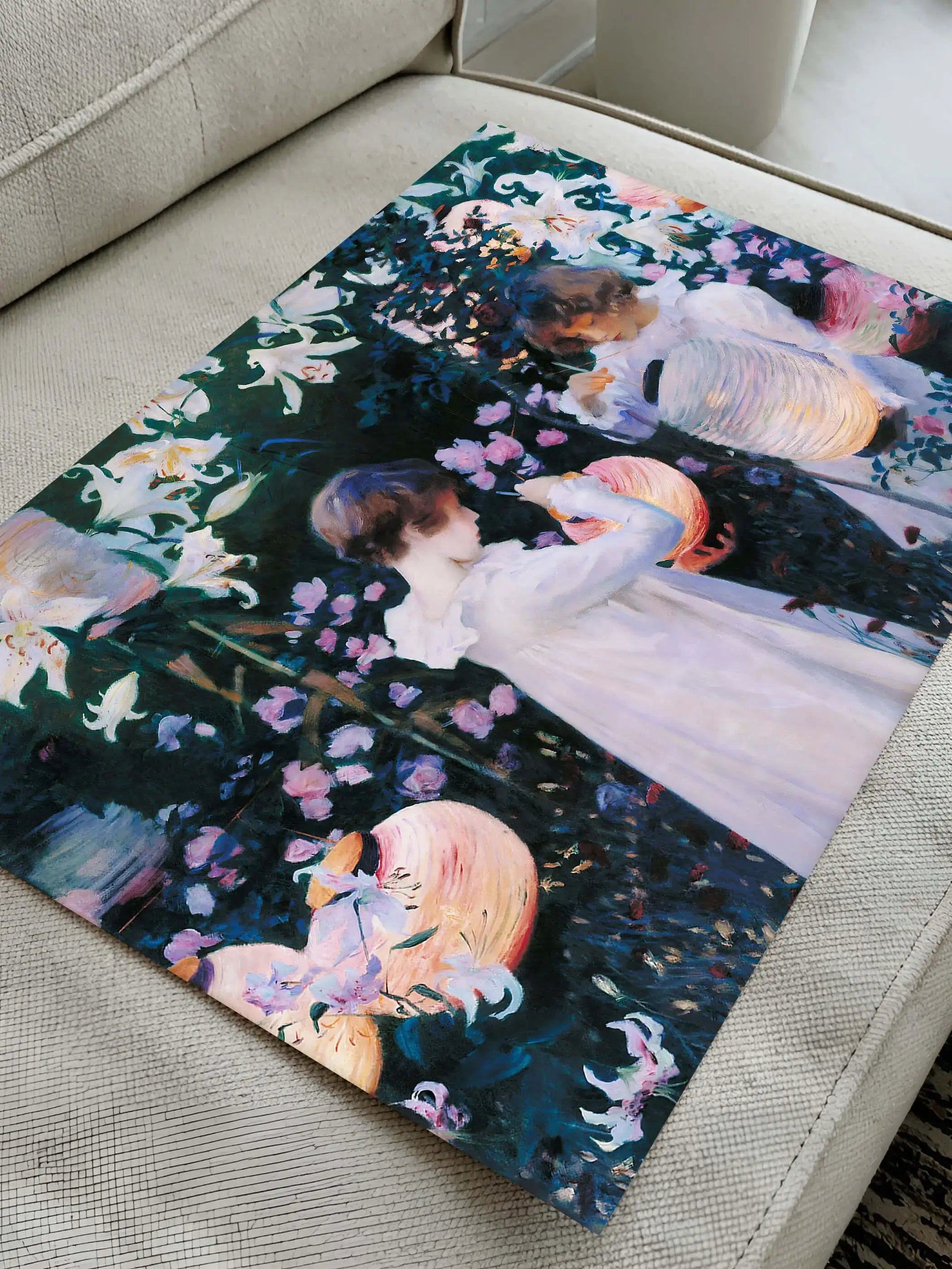 Der Kunstdruck liegt auf einem hellen Sofa und zeigt die leuchtenden Laternen, Blumen und Figuren aus nächster Nähe. Die Farbwirkung und die malerischen Details des Posters kommen in dieser Ansicht besonders zur Geltung.