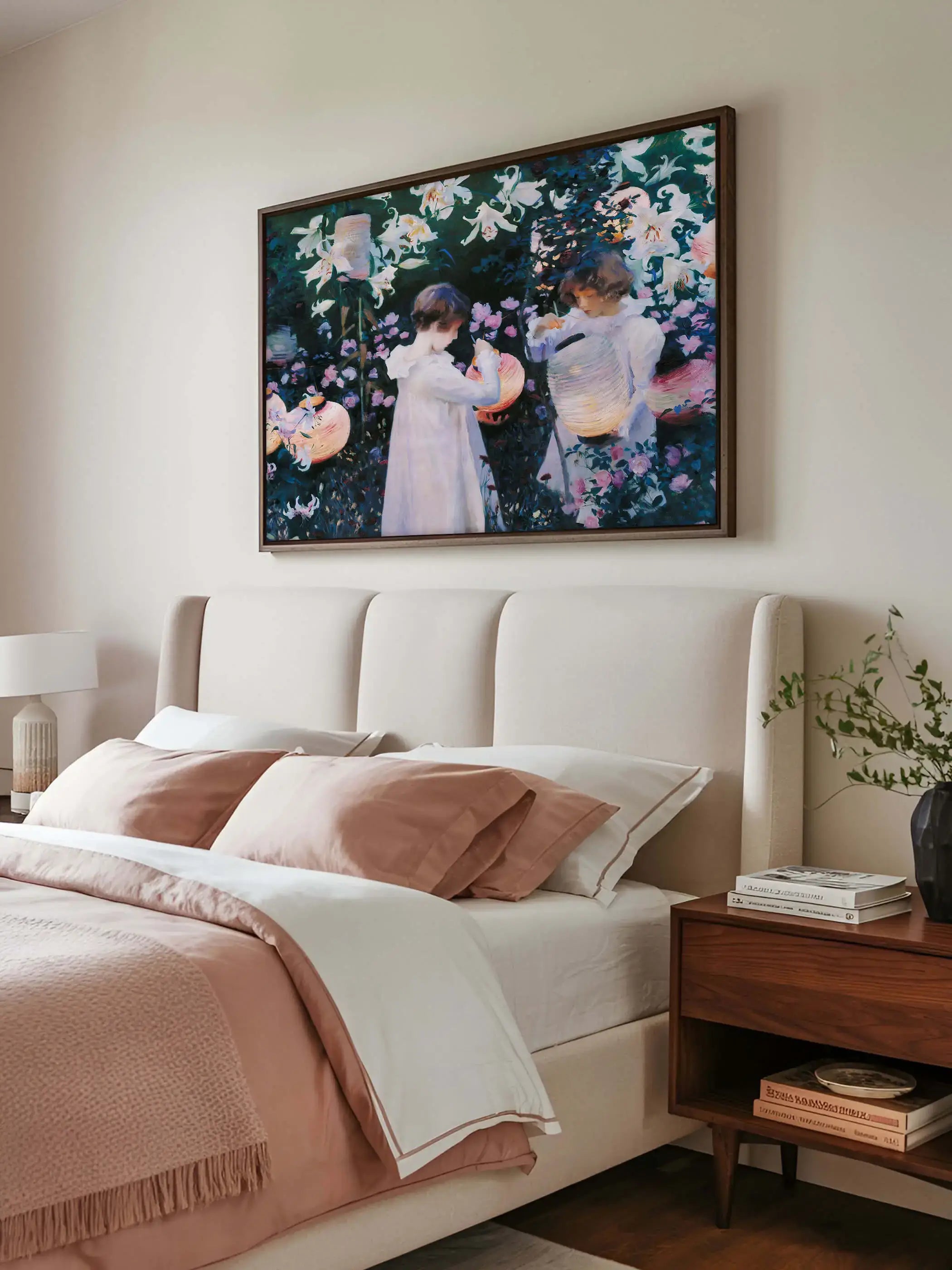 Der impressionistische Kunstdruck mit zwei Mädchen und leuchtenden Laternen hängt über einem hellen Bett im Schlafzimmer. Die dunklen Blau- und Grüntöne setzen einen eleganten Akzent und verleihen dem Raum eine ruhige Atmosphäre.