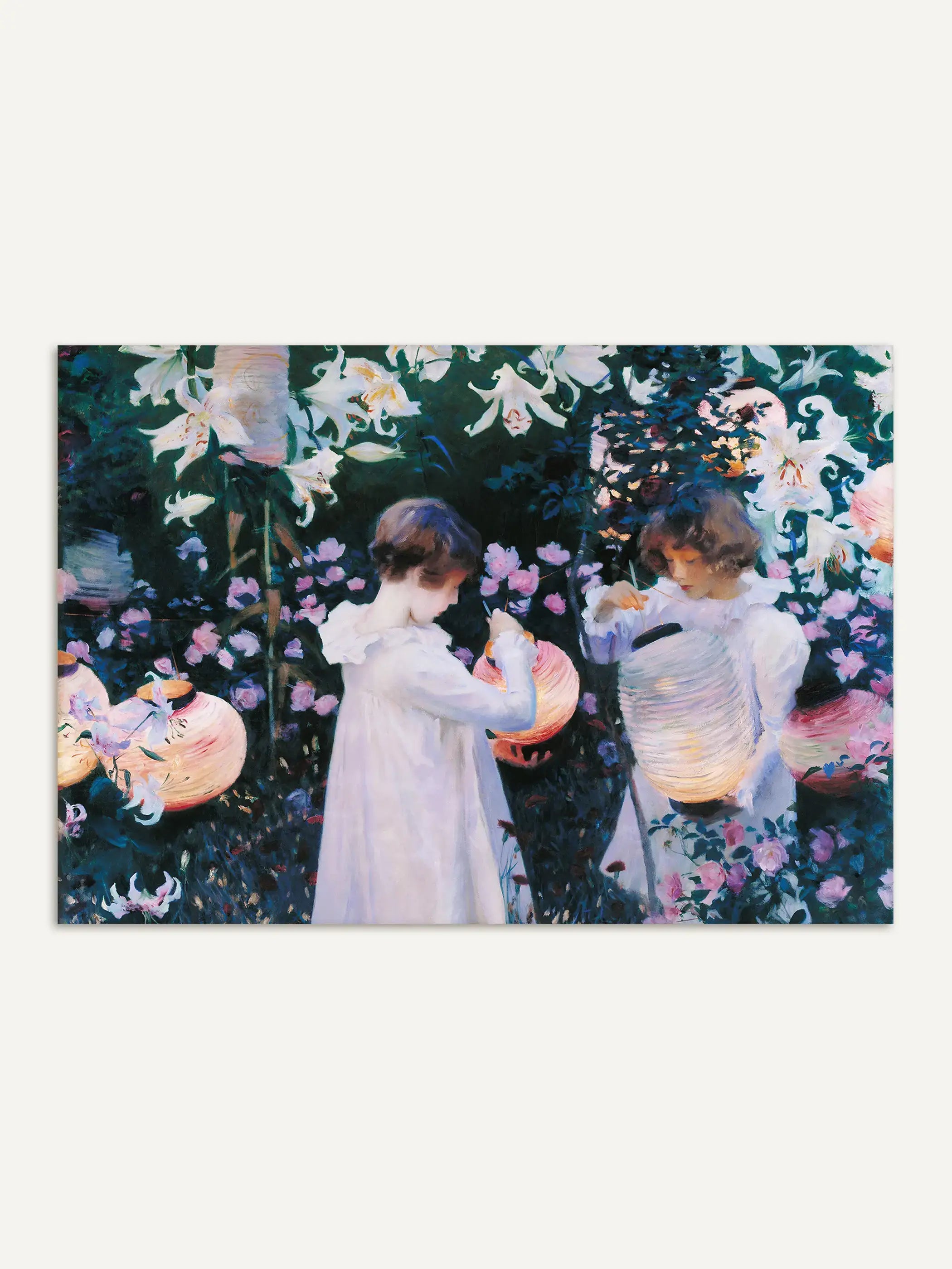 Das Gemälde zeigt zwei Mädchen in weißen Kleidern zwischen Lilien und Blumen, die leuchtende Papierlaternen tragen. Der impressionistische Kunstdruck verbindet dunkle Gartenszenen mit zarten Rosa- und Blautönen.