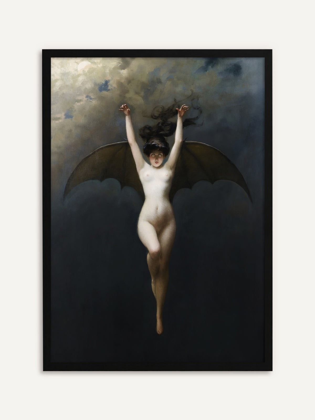 Gerahmtes Poster, das eine unbekleidete Frau mit dunklen Fledermausflügeln und erhobenen Armen zeigt, die vor einem nächtlichen Wolkenhimmel mit Mond schwebt. Der schwarze Rahmen unterstreicht den Dark Academia Charakter der Nachtszene. #Rahmen_Schwarz
