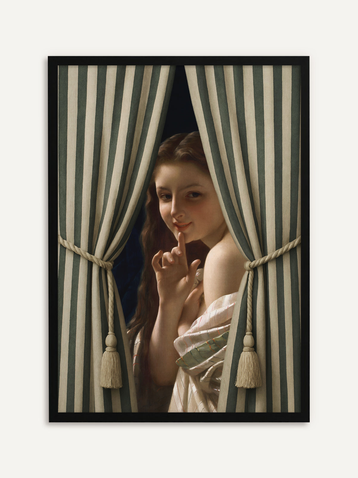 Gerahmtes Poster, das eine junge Frau mit langen Haaren zeigt, die zwischen grün gestreiften Vorhängen hervorschaut und lächelnd den Finger an die Lippen legt. Der schwarze Rahmen greift die dunklen Streifen des Vintage-Motivs auf. #Rahmen_Schwarz