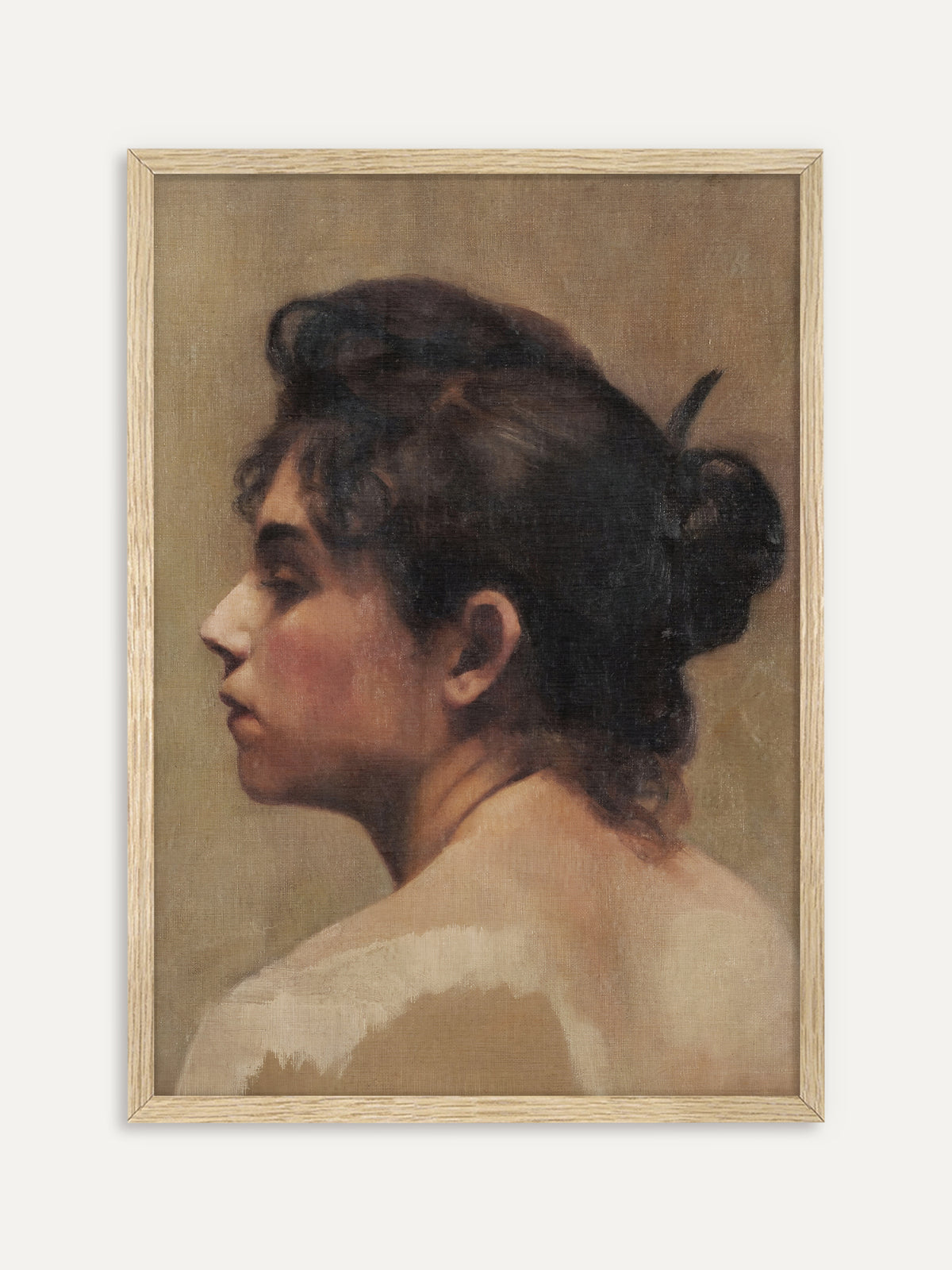 Kunstdruck, der eine Frau mit hochgestecktem dunklem Haar und nackter Schulter im Profil vor warmem beigem Hintergrund zeigt. Der helle Holzrahmen passt zu den warmen Beigetönen des Vintage-Porträts. #Rahmen_Helles Holz