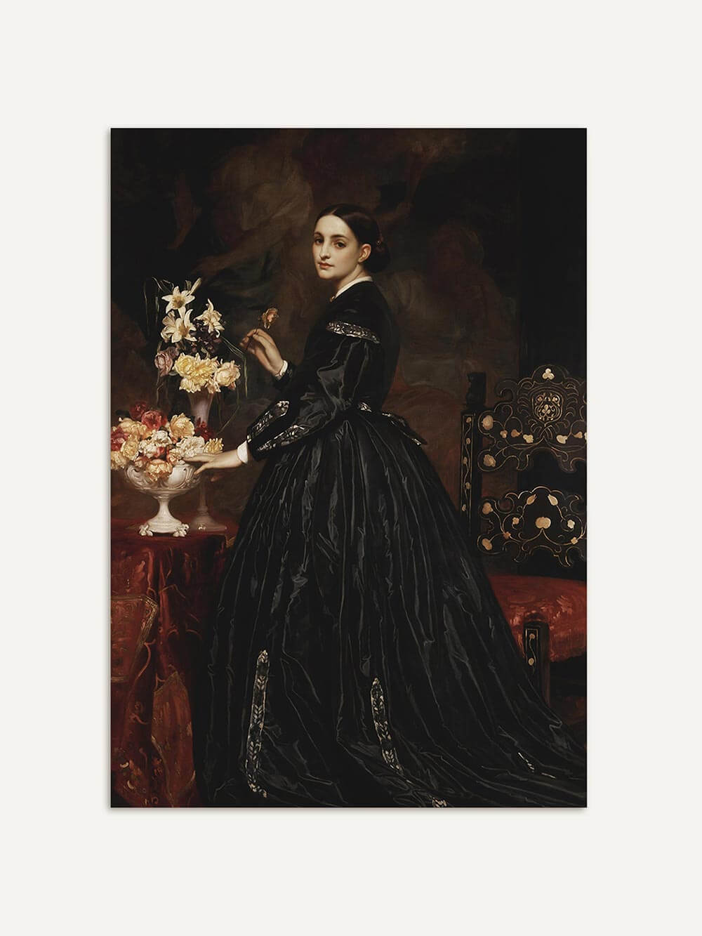Der Kunstdruck zeigt eine Frau im schwarzen Kleid neben einer Vase voller Blumen. Vor neutralem Hintergrund entfalten Pose, Farbe und Details ihre ganze Wirkung.